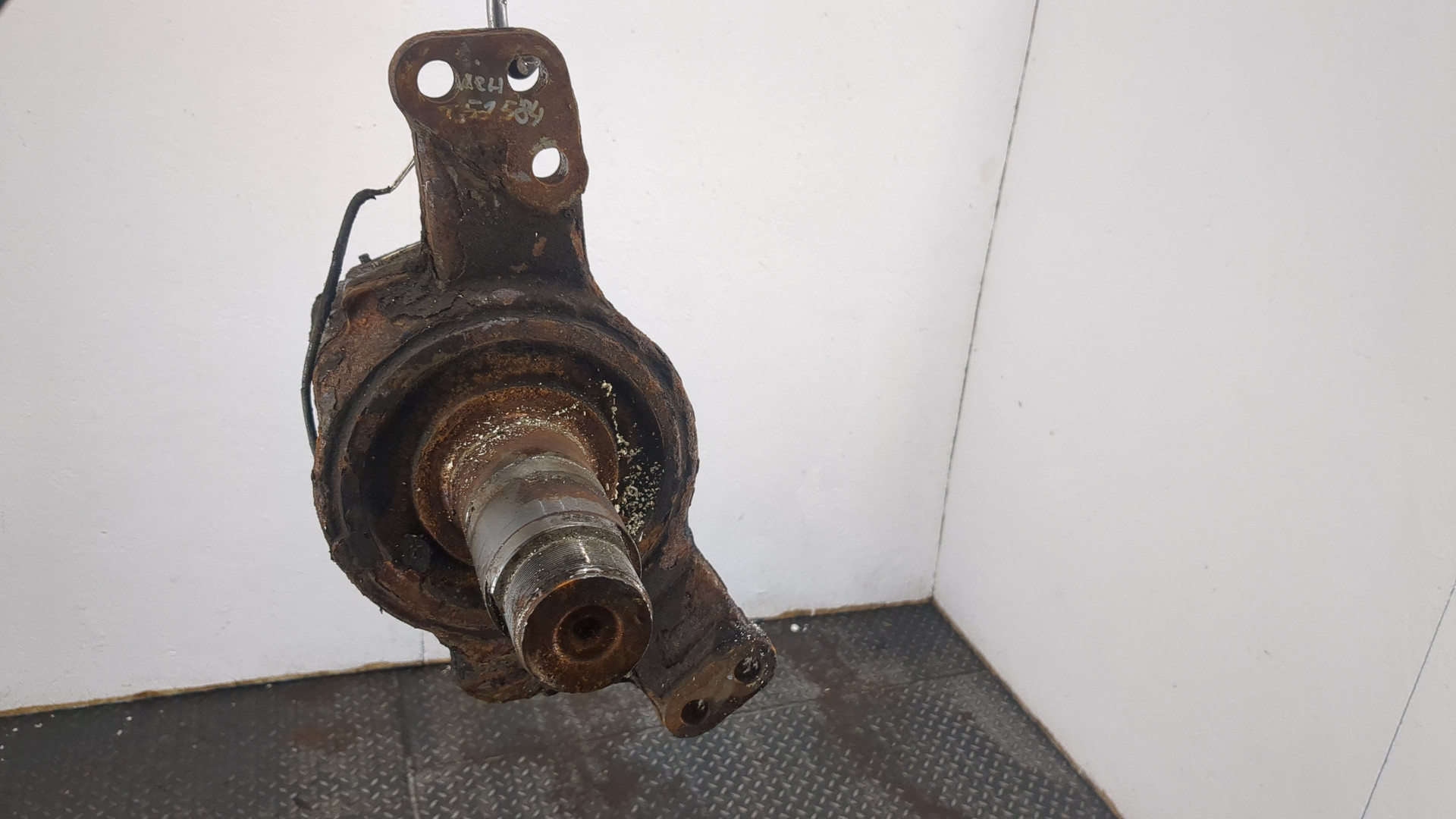 Кулак поворотный передний левый