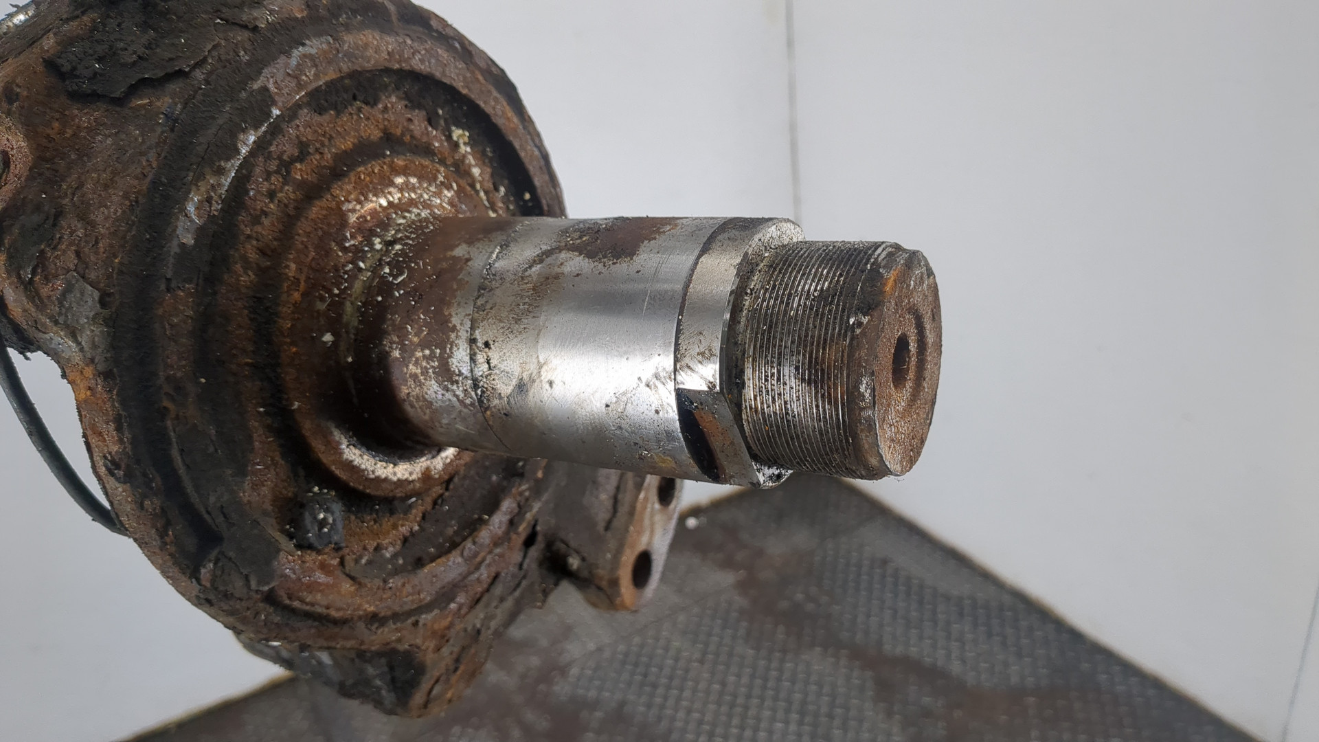 Кулак поворотный передний левый