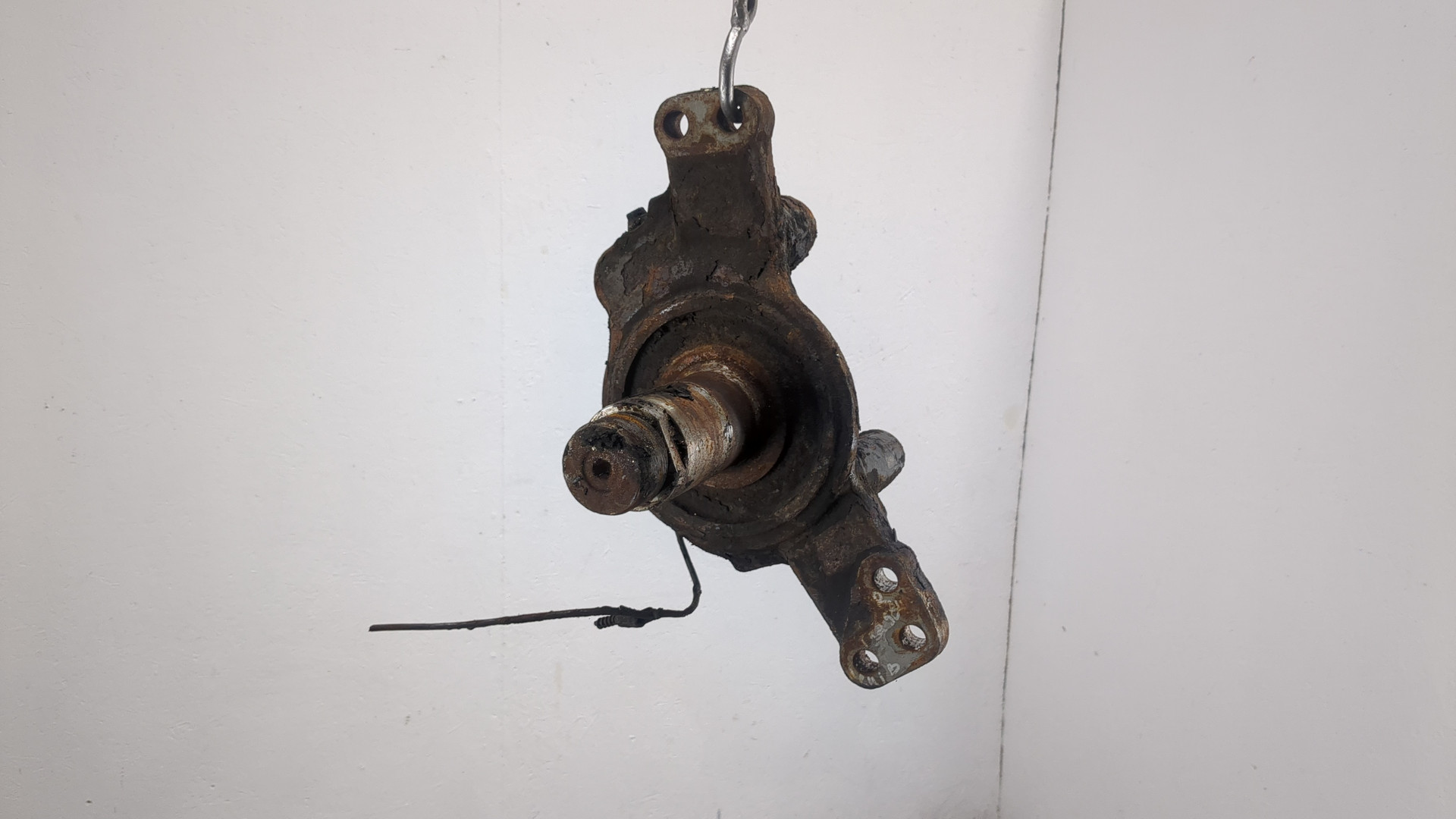 Кулак поворотный передний правый