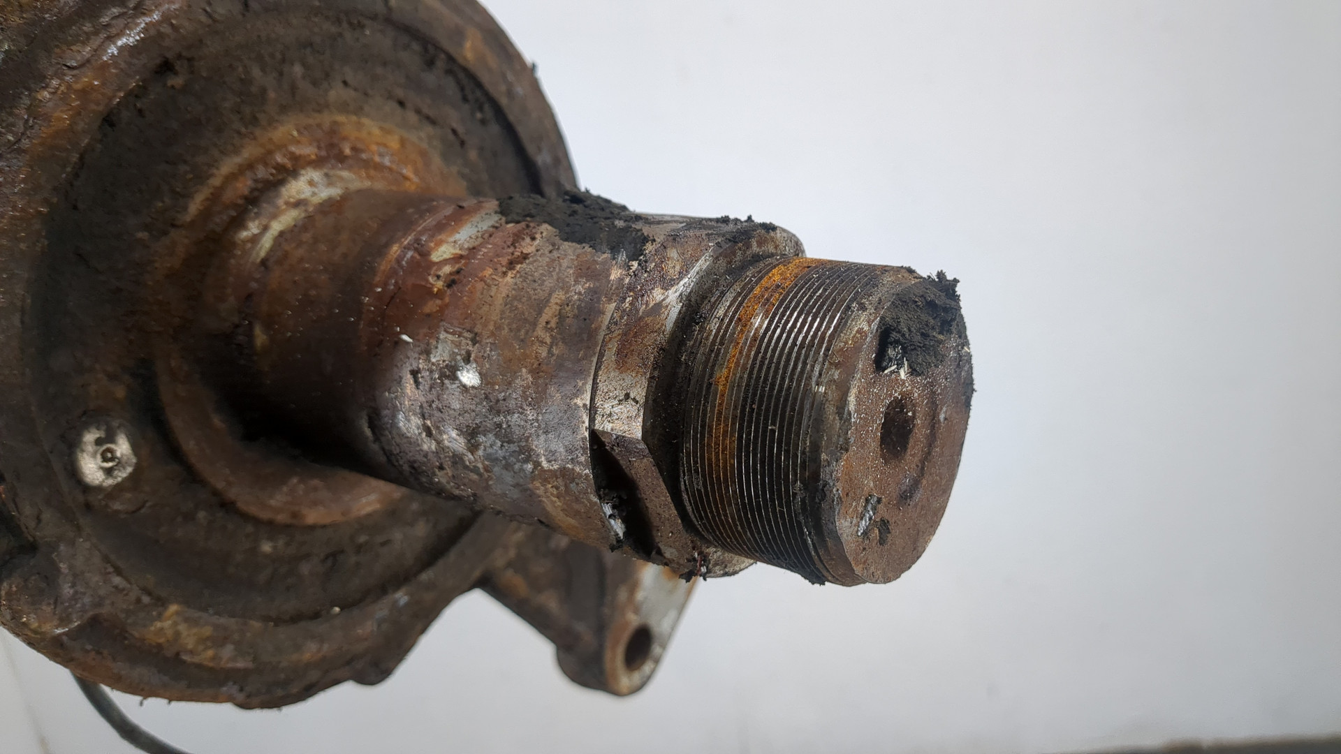 Кулак поворотный передний правый