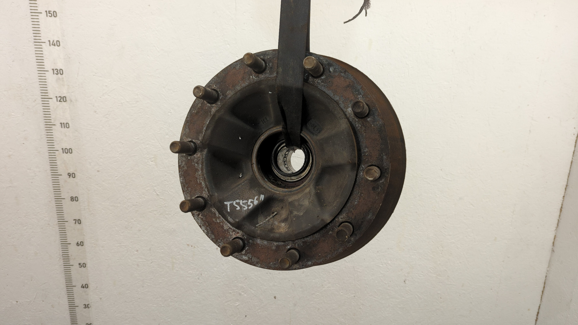 Кулак поворотный передний правый