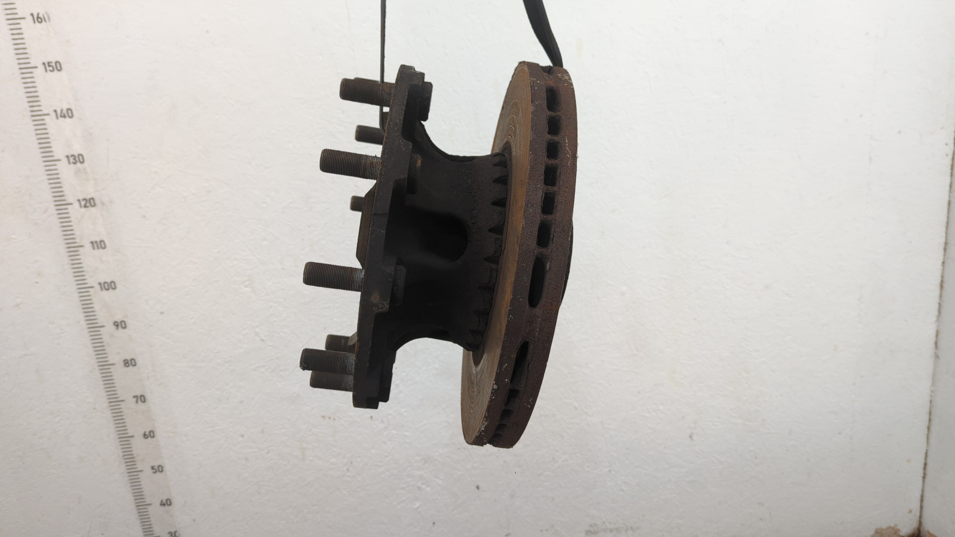 Кулак поворотный передний правый