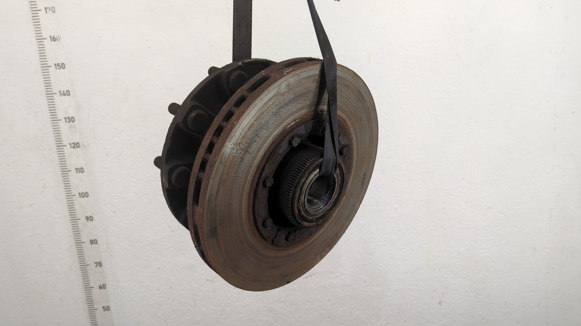 Кулак поворотный передний правый