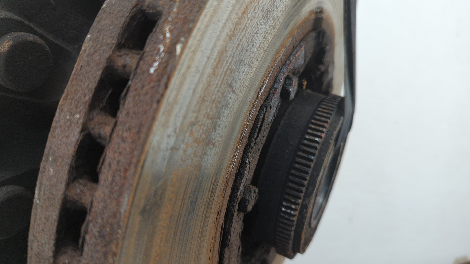 Кулак поворотный передний правый