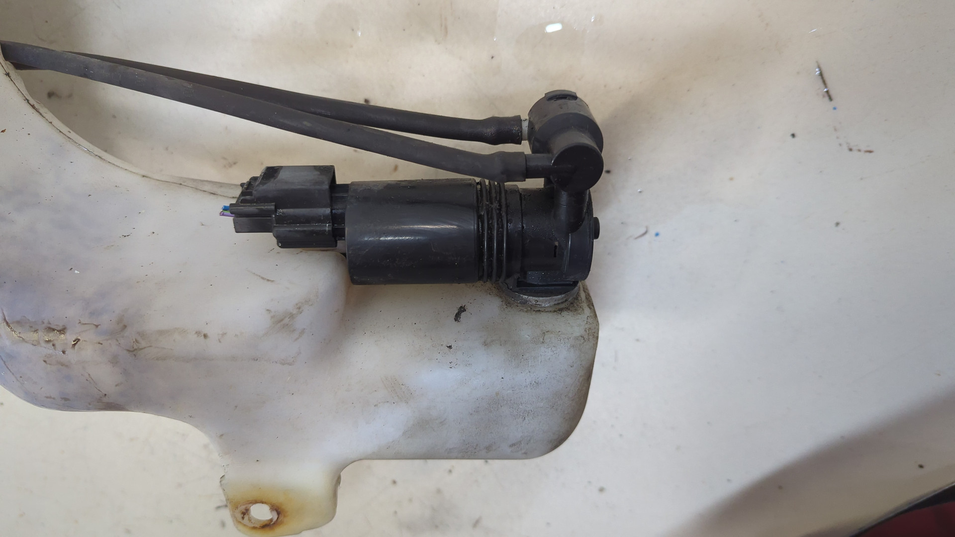 Бачок омывателя лобового стекла