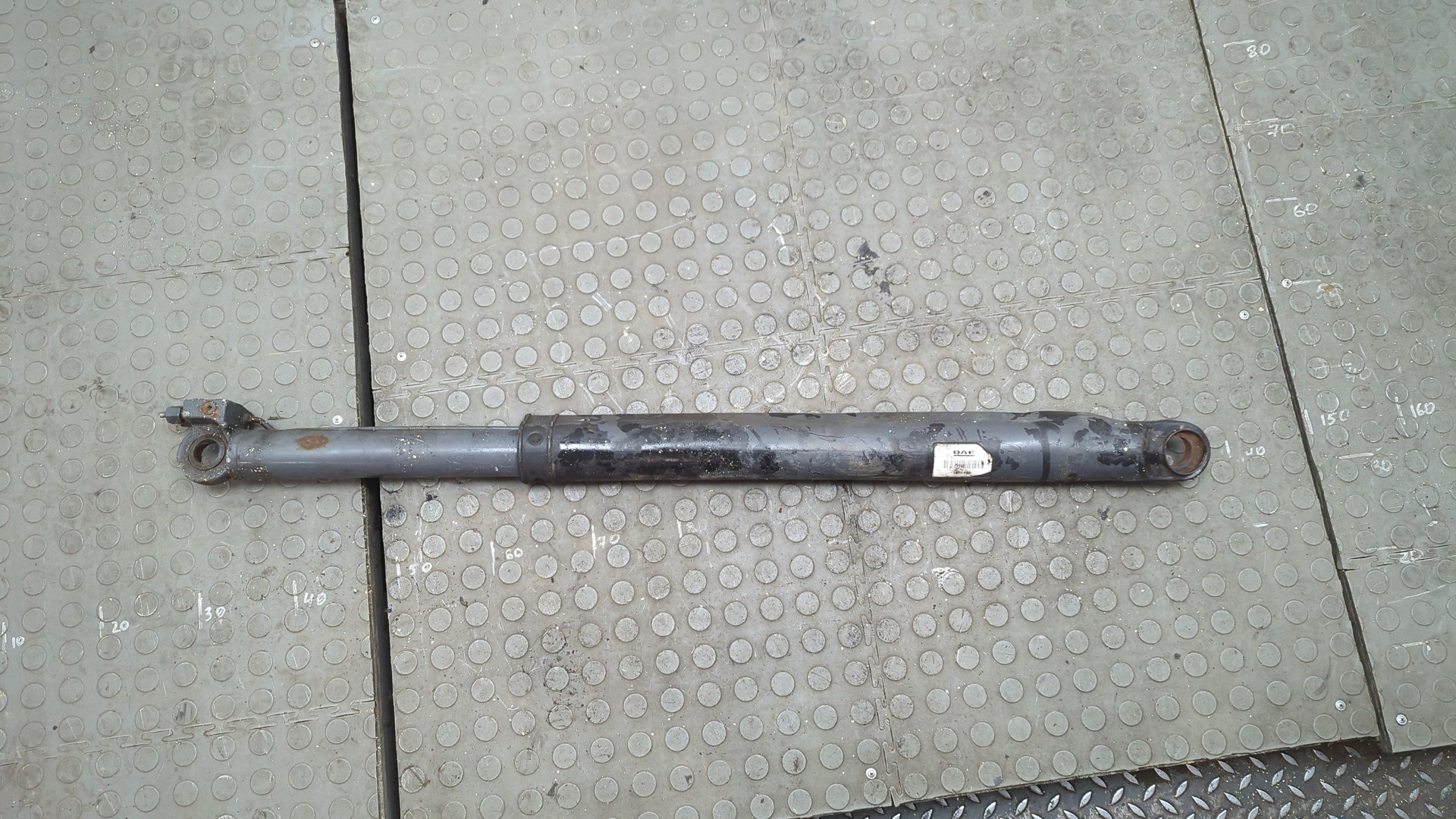 Рабочий цилиндр подъема кабины