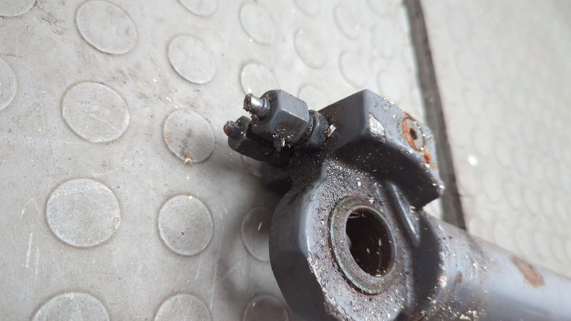 Рабочий цилиндр подъема кабины