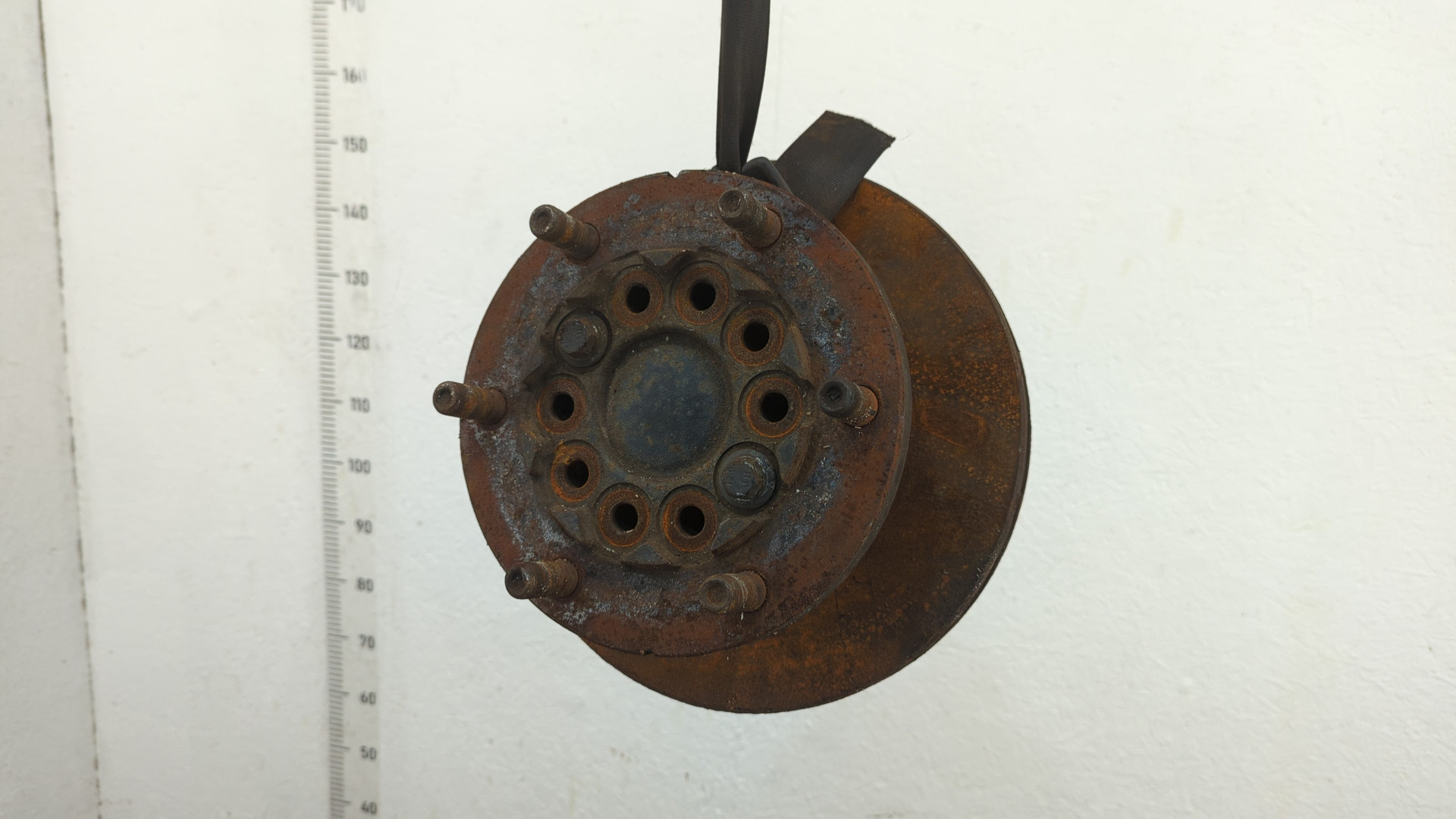 Кулак поворотный передний левый