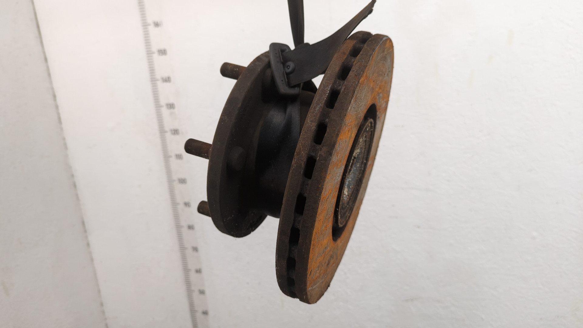 Кулак поворотный передний левый