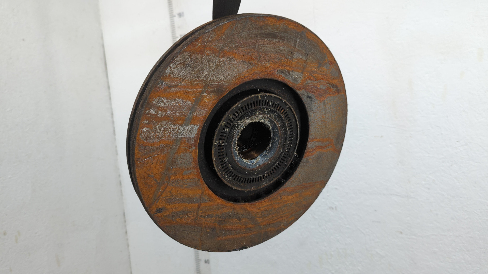 Кулак поворотный передний левый