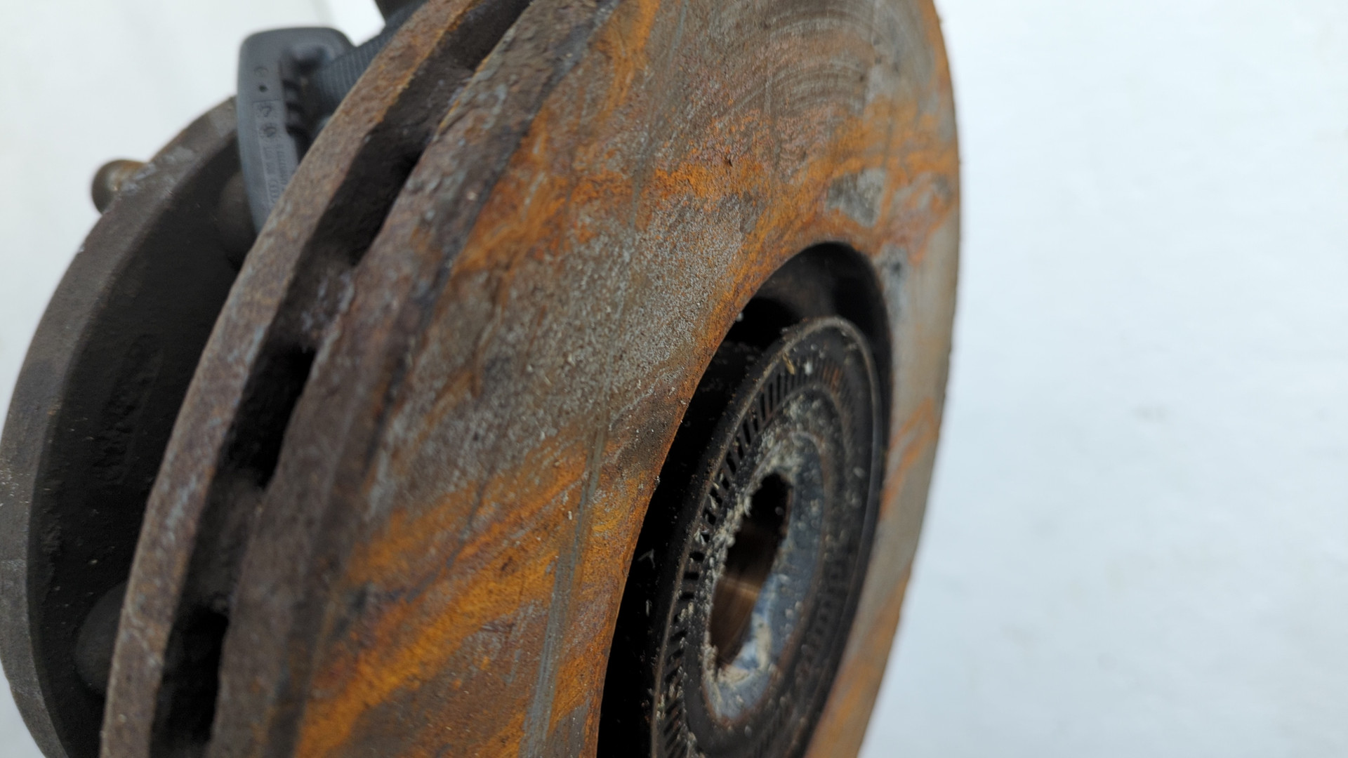 Кулак поворотный передний левый