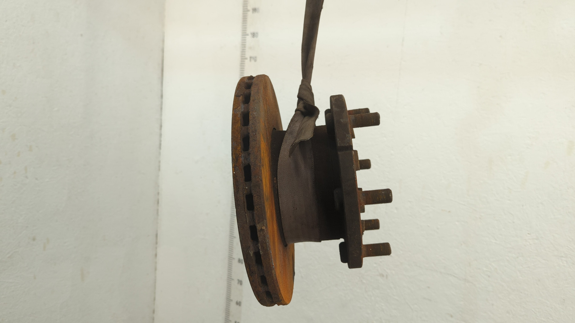 Кулак поворотный передний правый