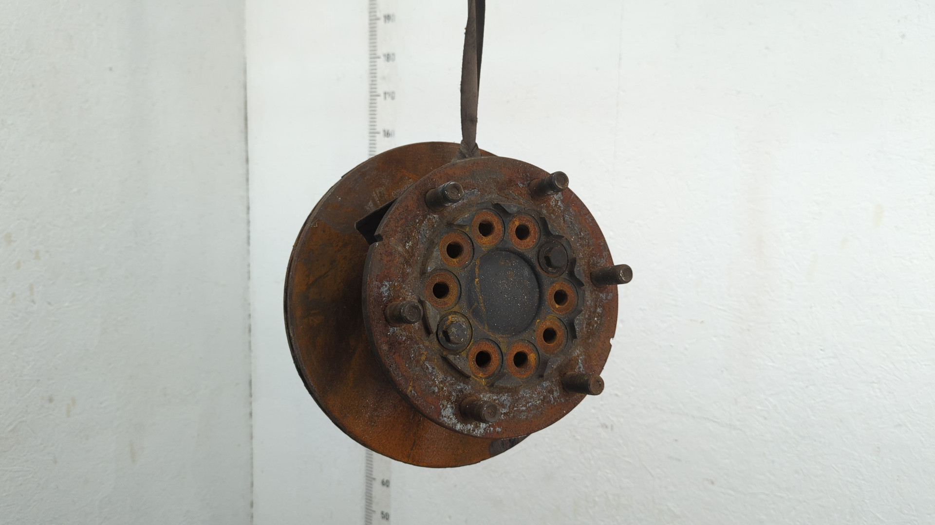 Кулак поворотный передний правый