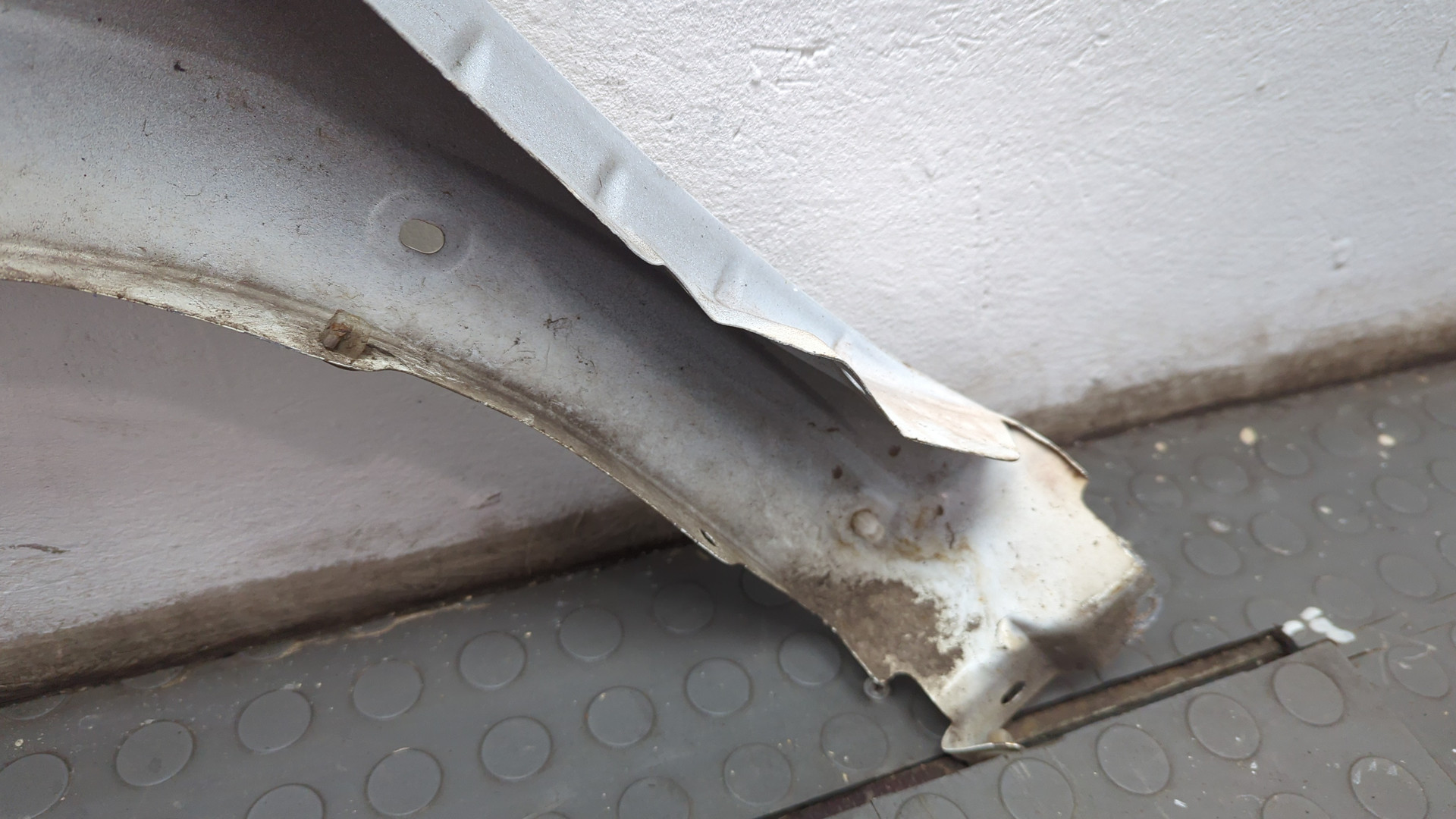 Крыло переднее правое