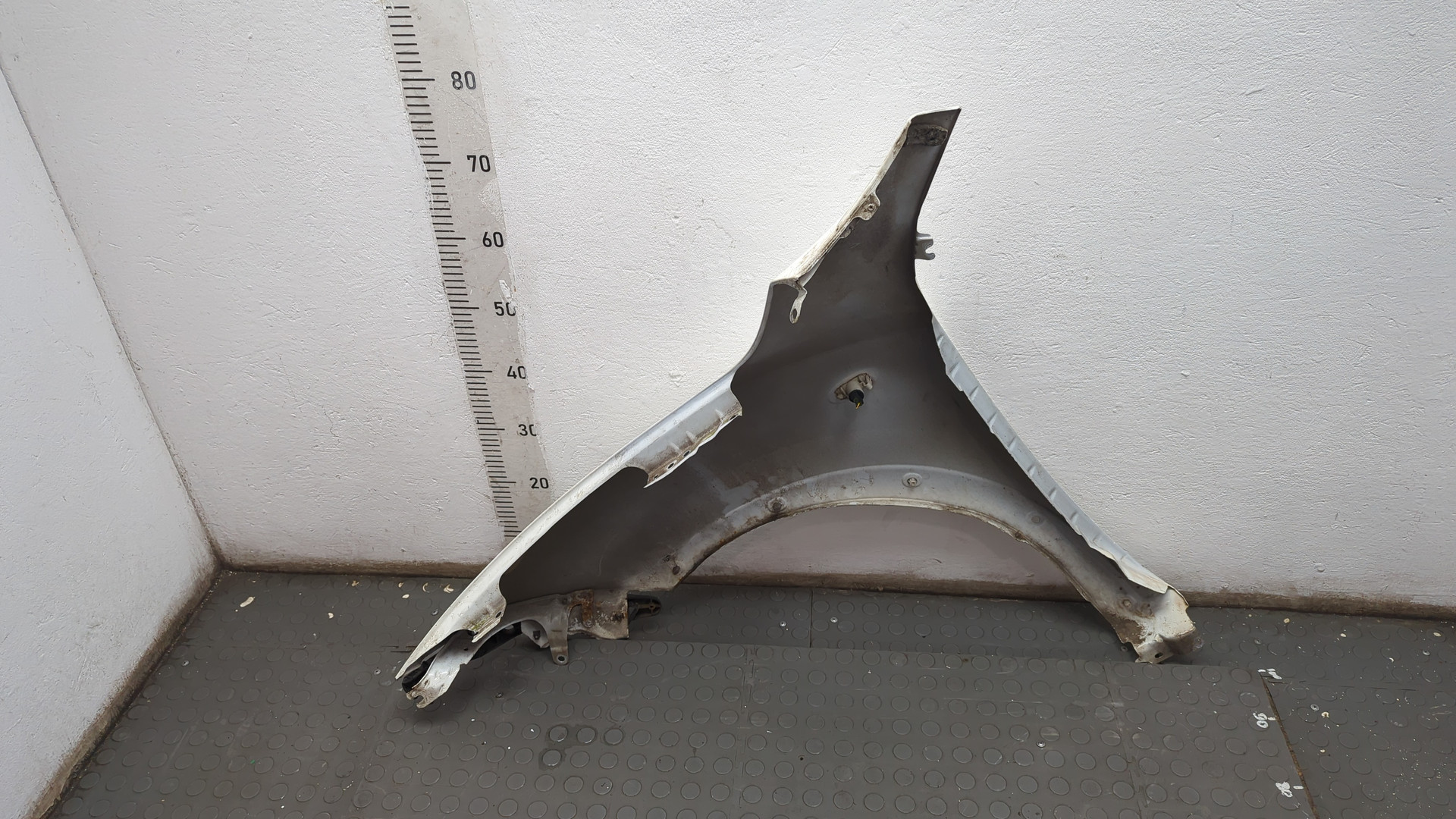 Крыло переднее правое