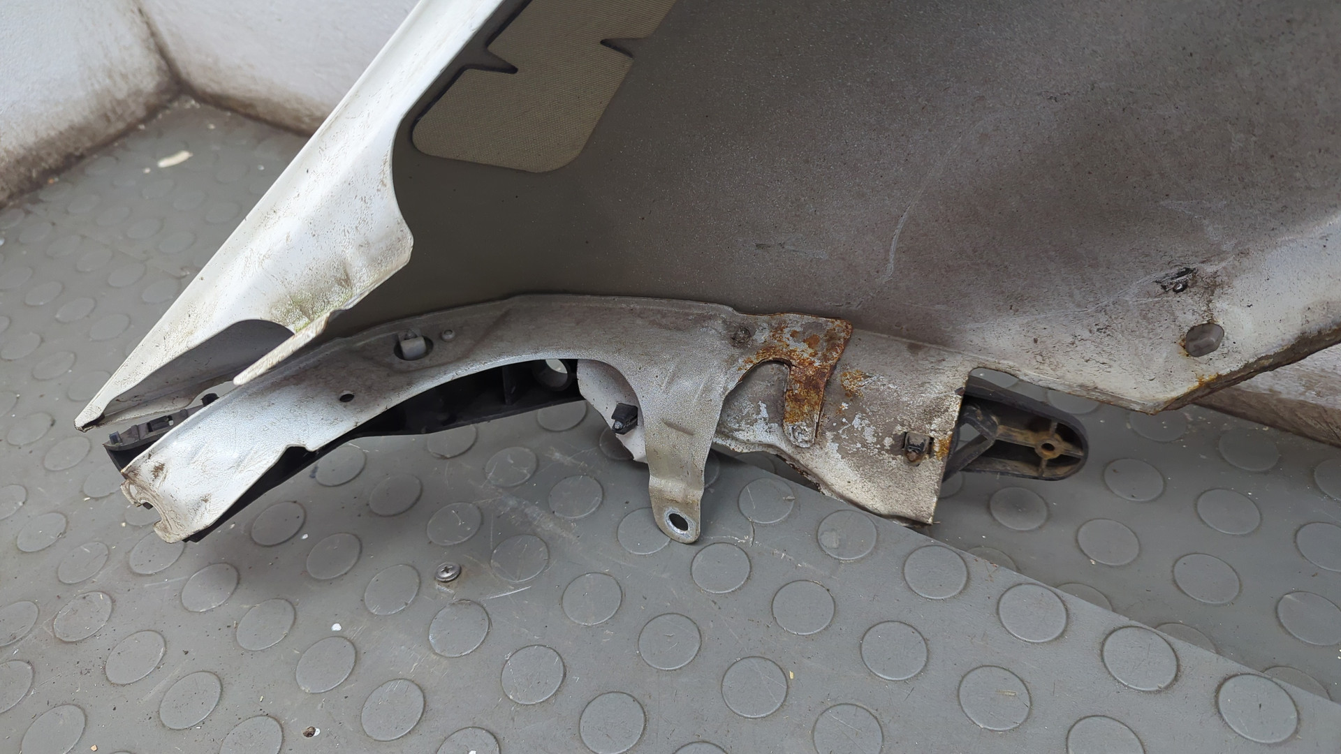 Крыло переднее правое