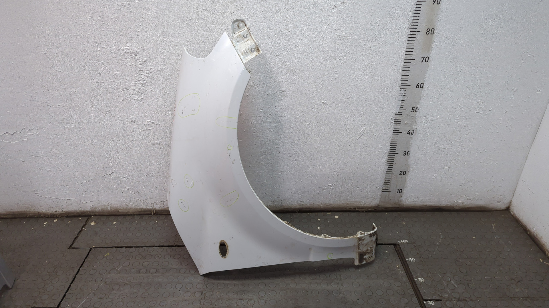 Крыло переднее правое