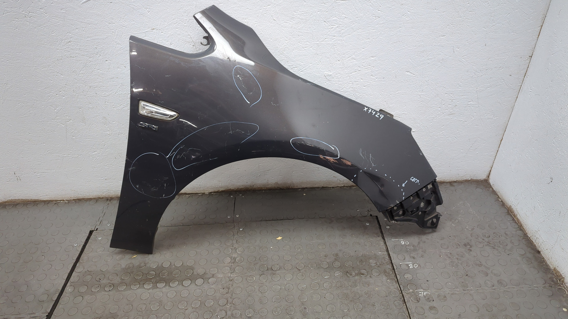 Крыло переднее правое