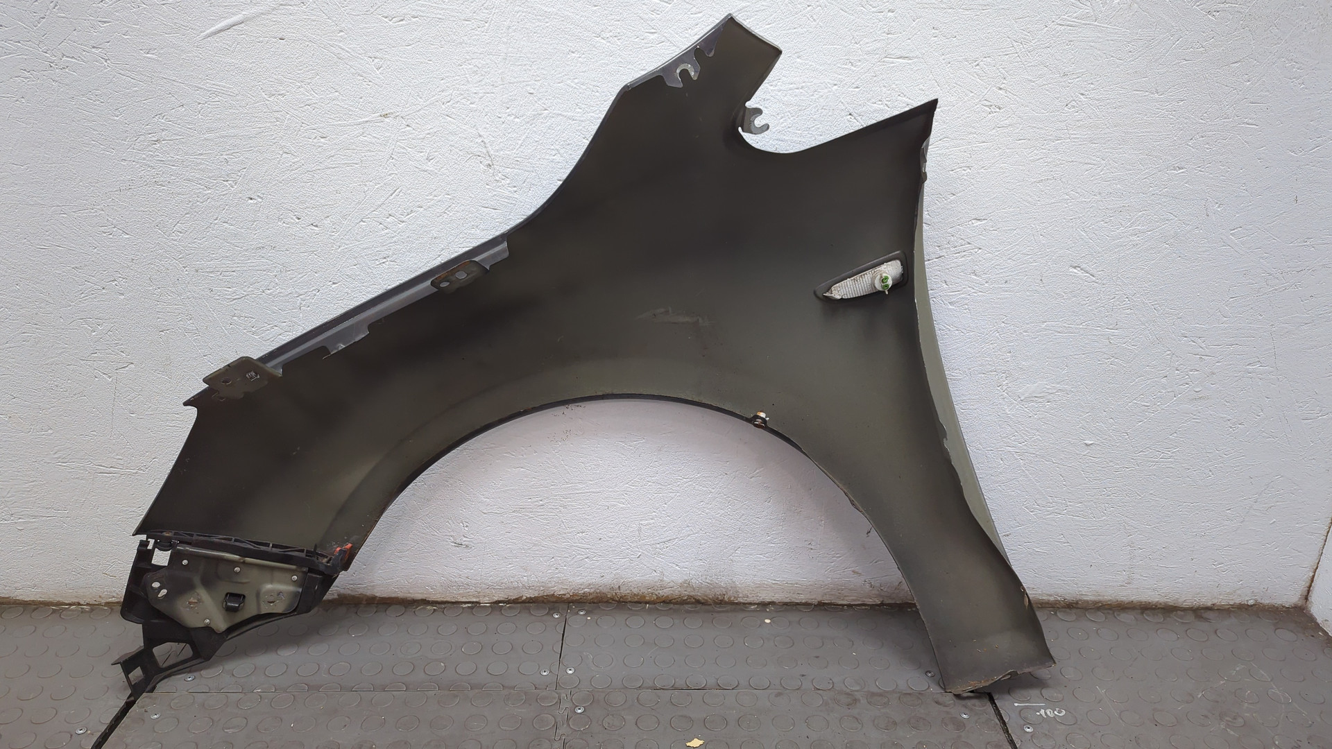 Крыло переднее правое