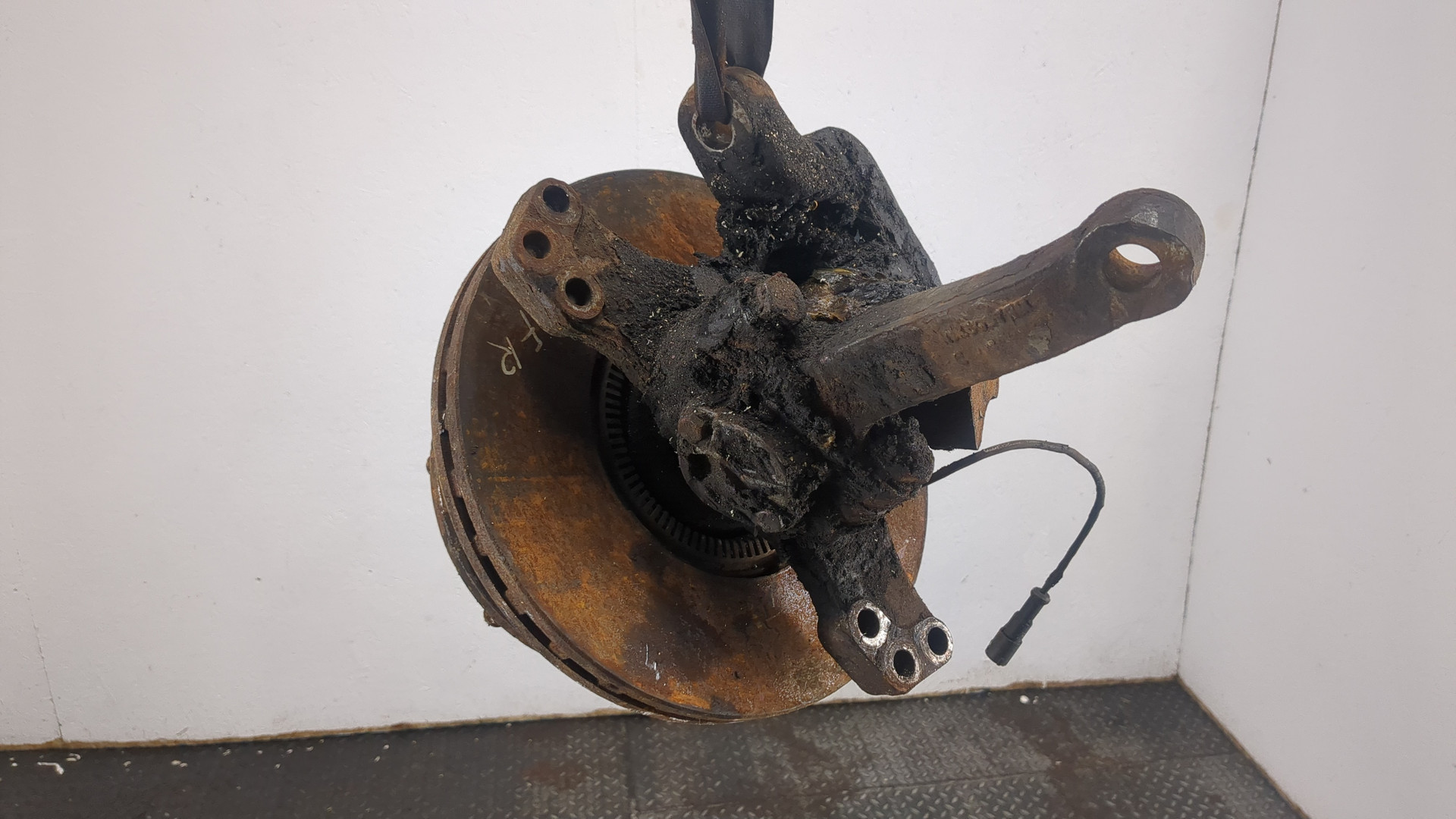 Кулак поворотный передний правый