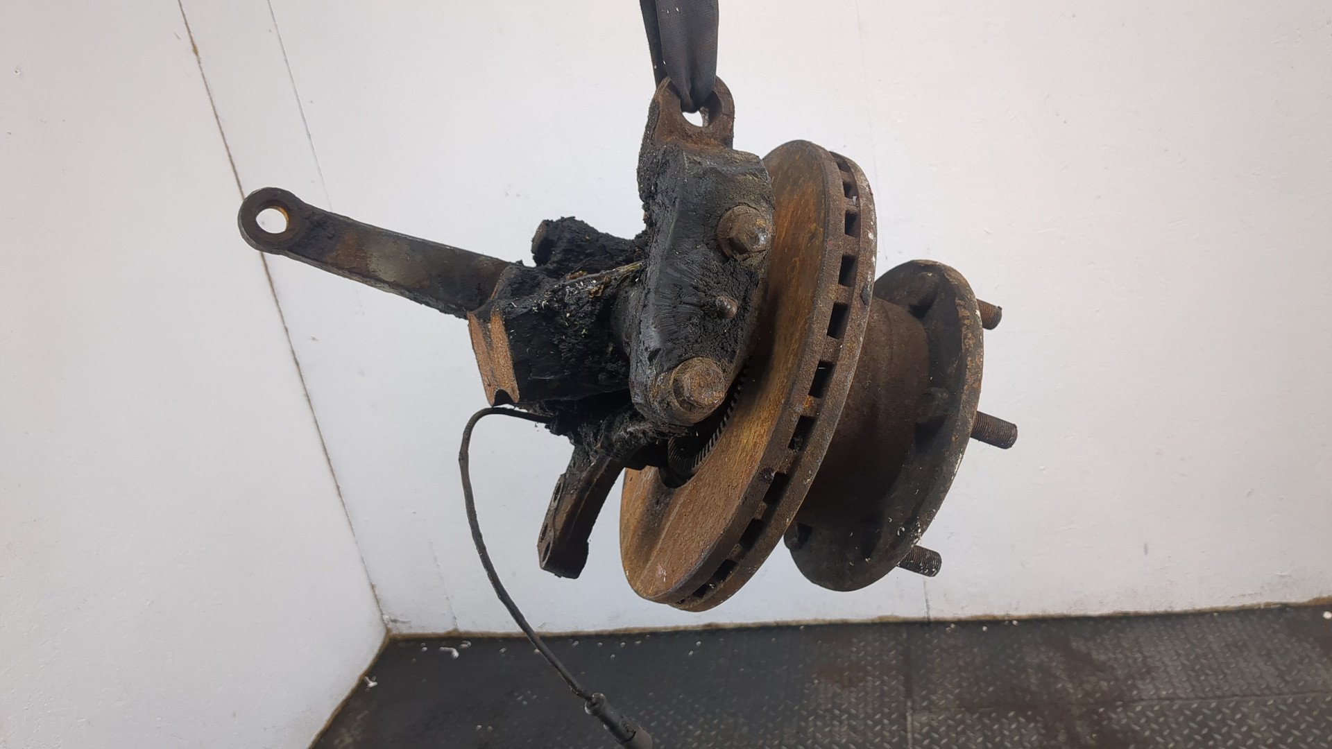 Кулак поворотный передний правый