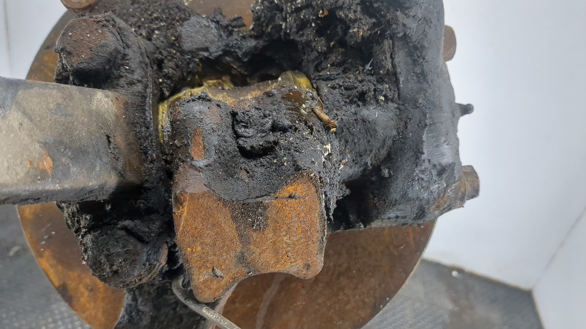 Кулак поворотный передний правый