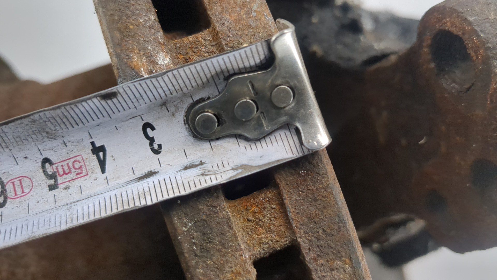 Кулак поворотный передний правый