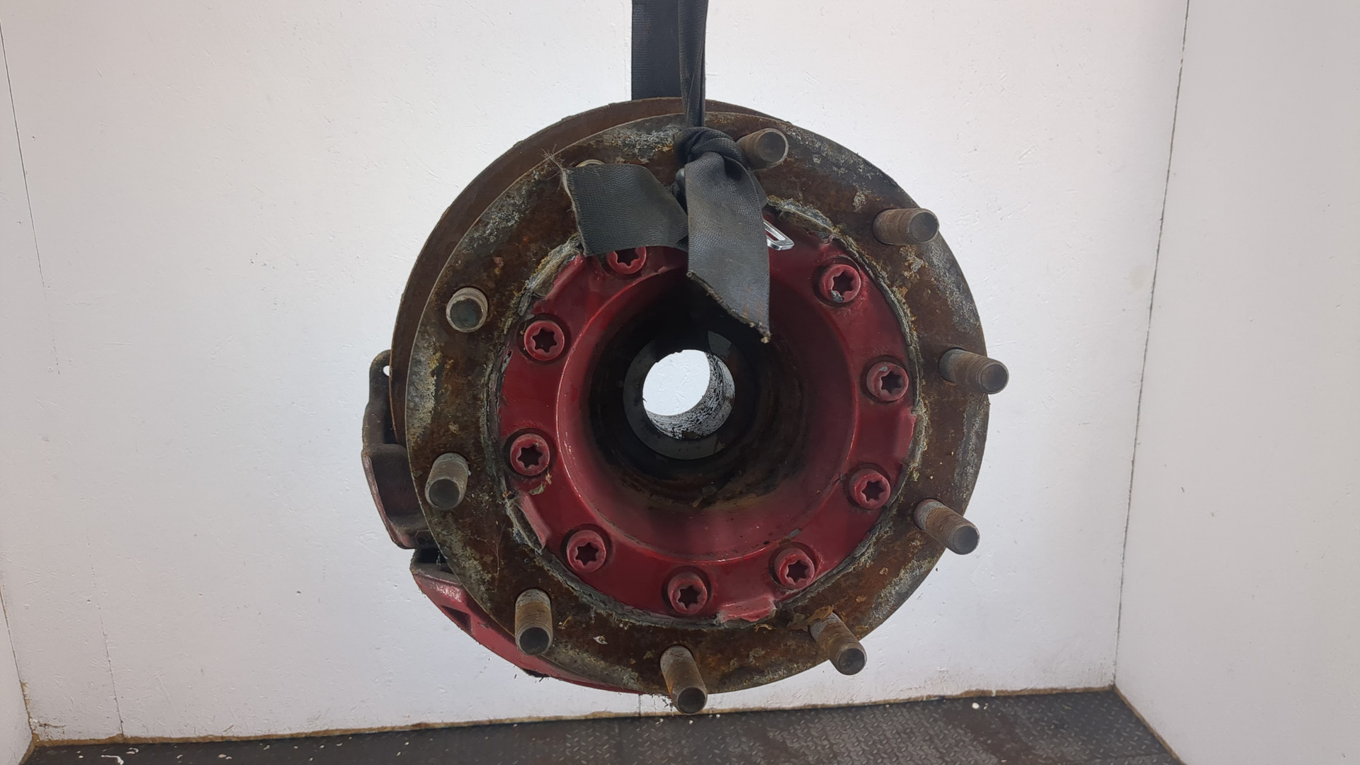 Кулак поворотный передний правый