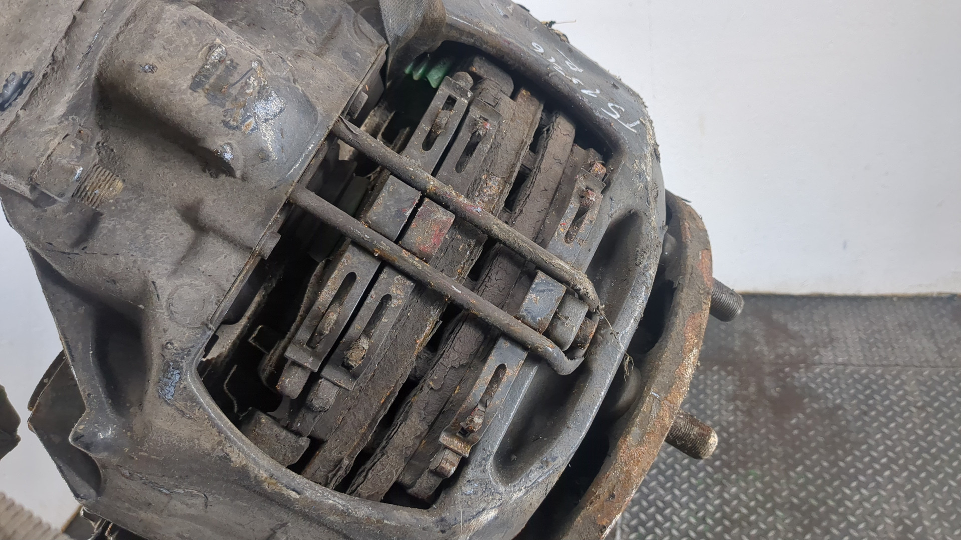 Кулак поворотный передний правый