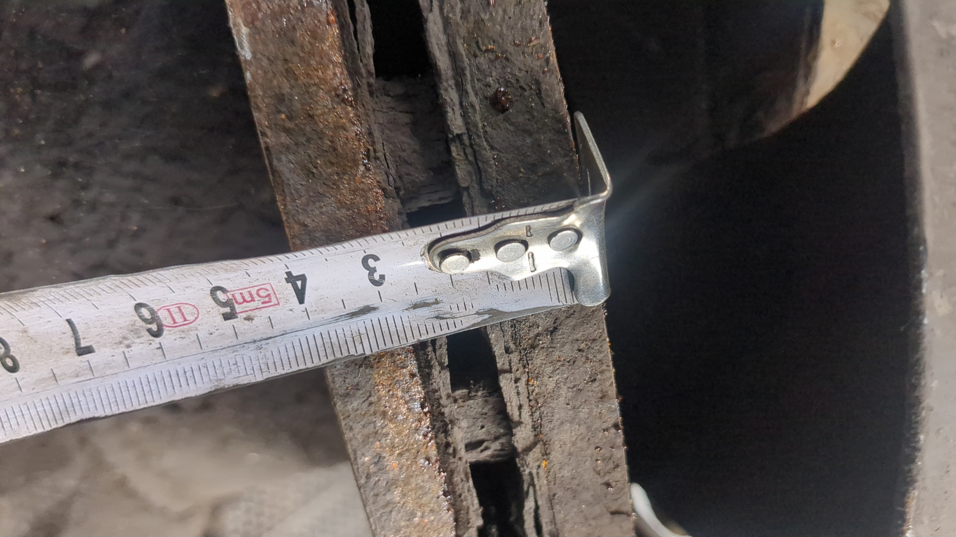 Кулак поворотный передний правый