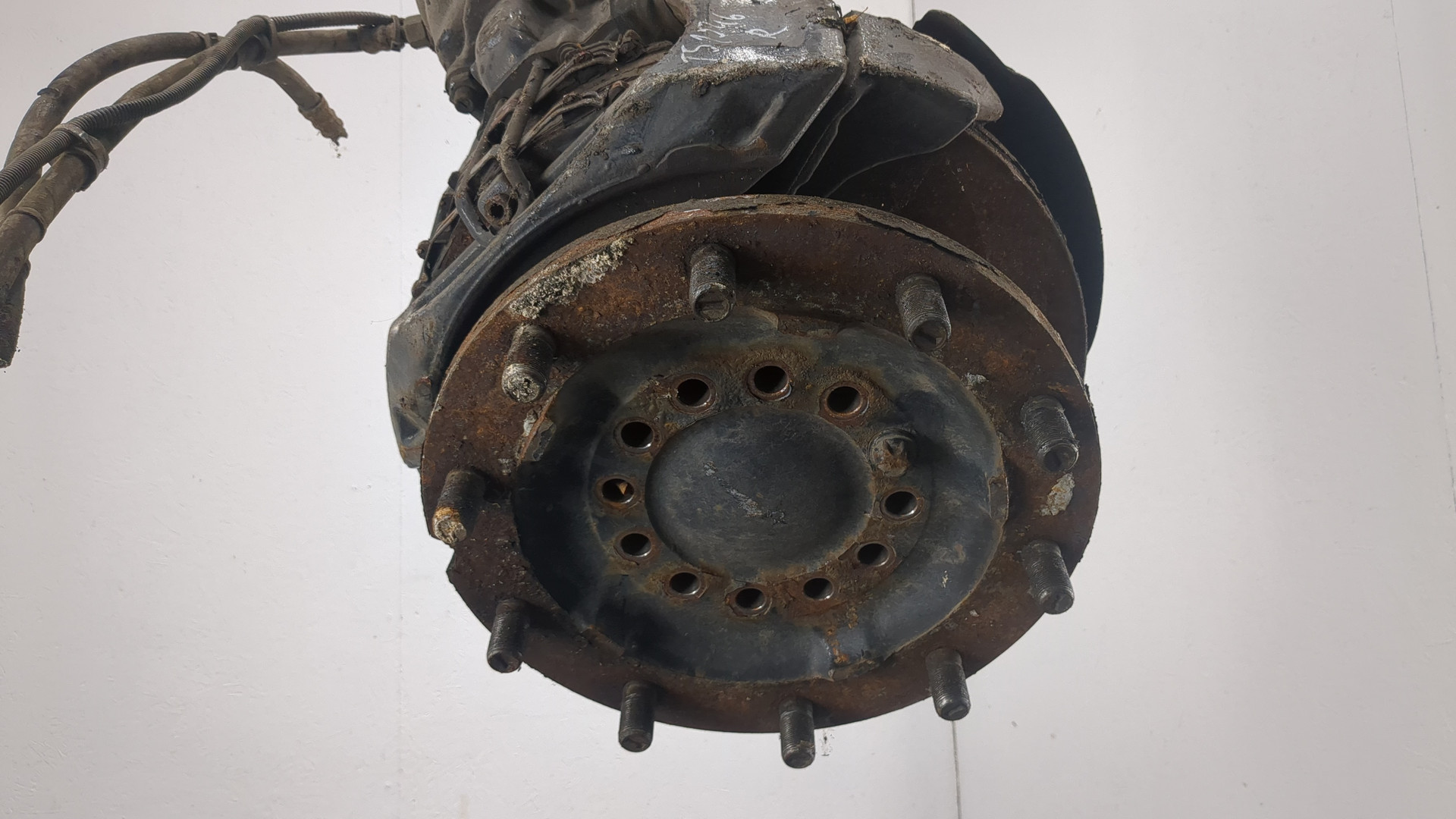 Кулак поворотный передний правый