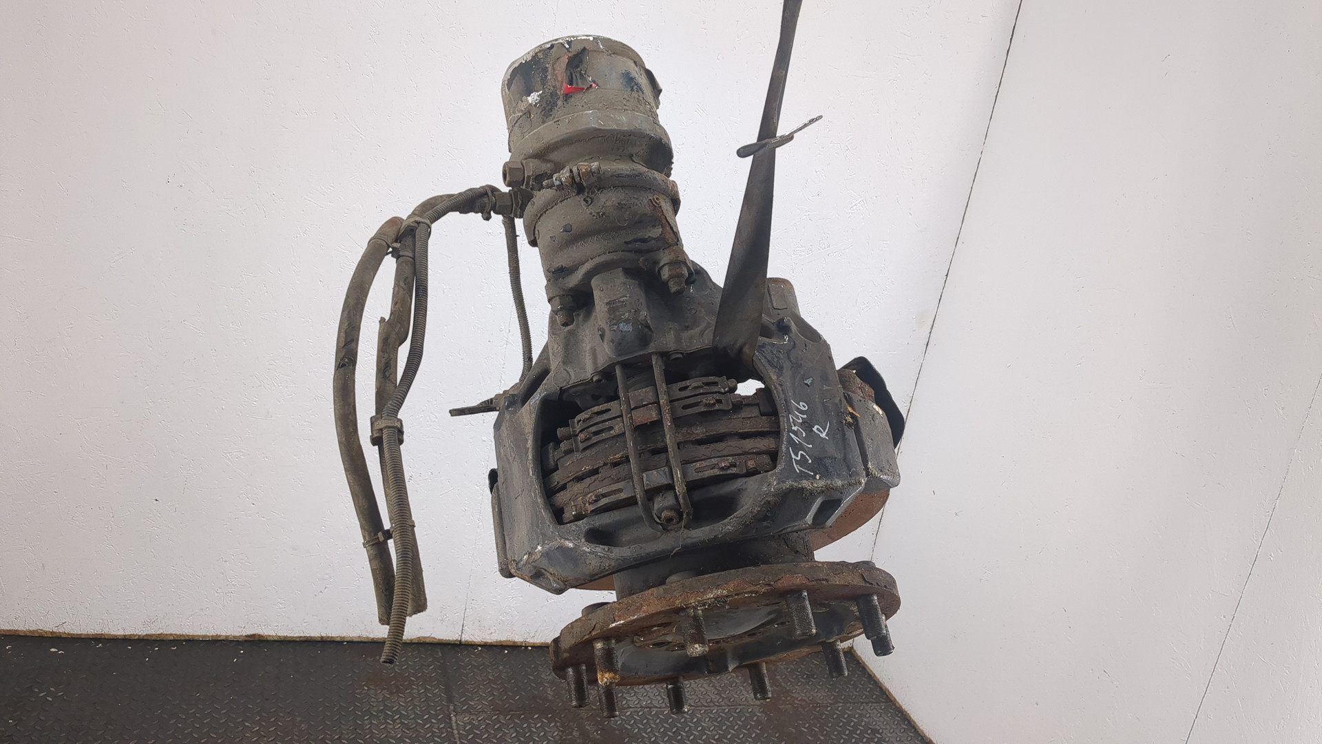 Кулак поворотный передний правый