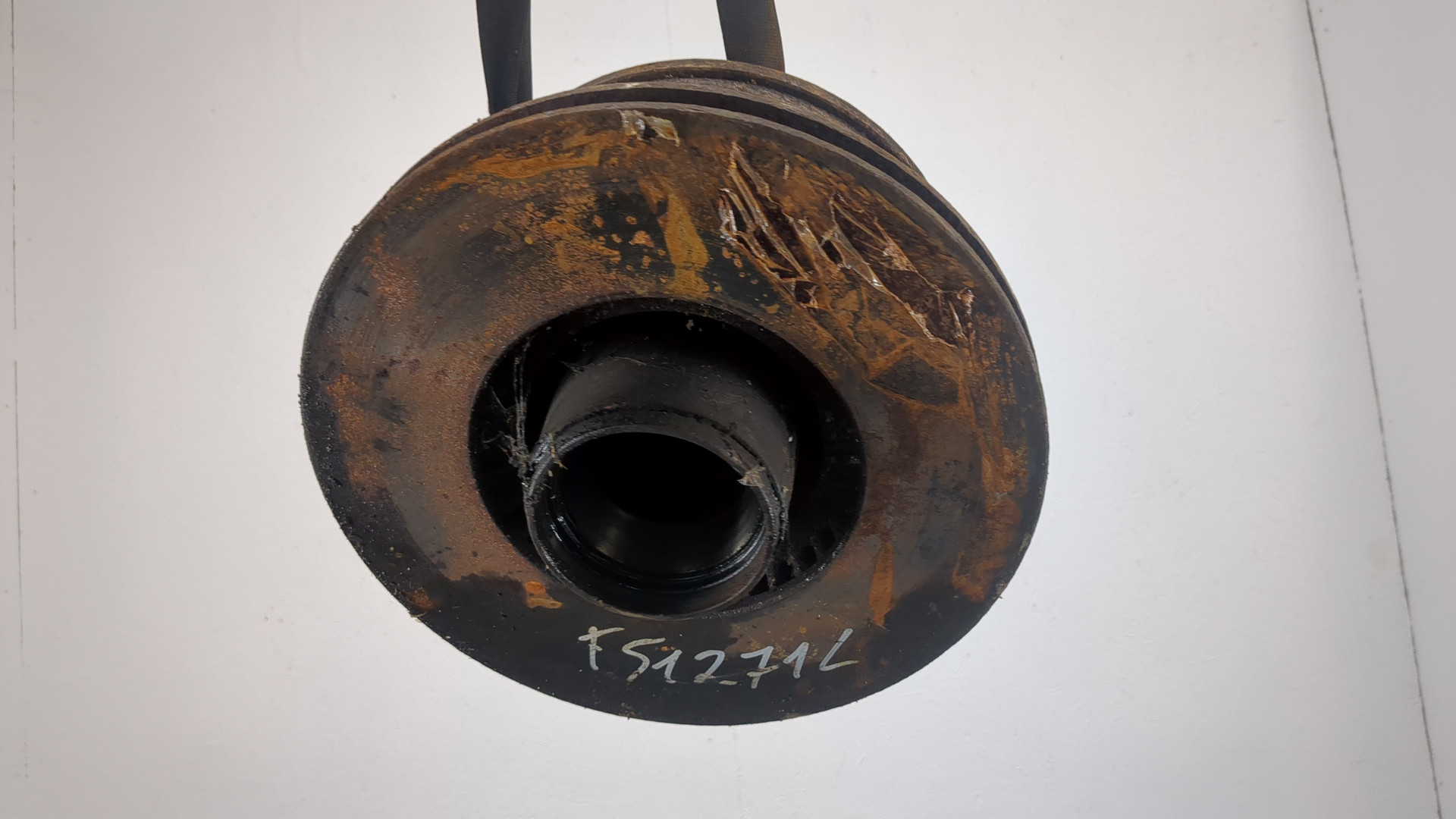 Кулак поворотный передний левый