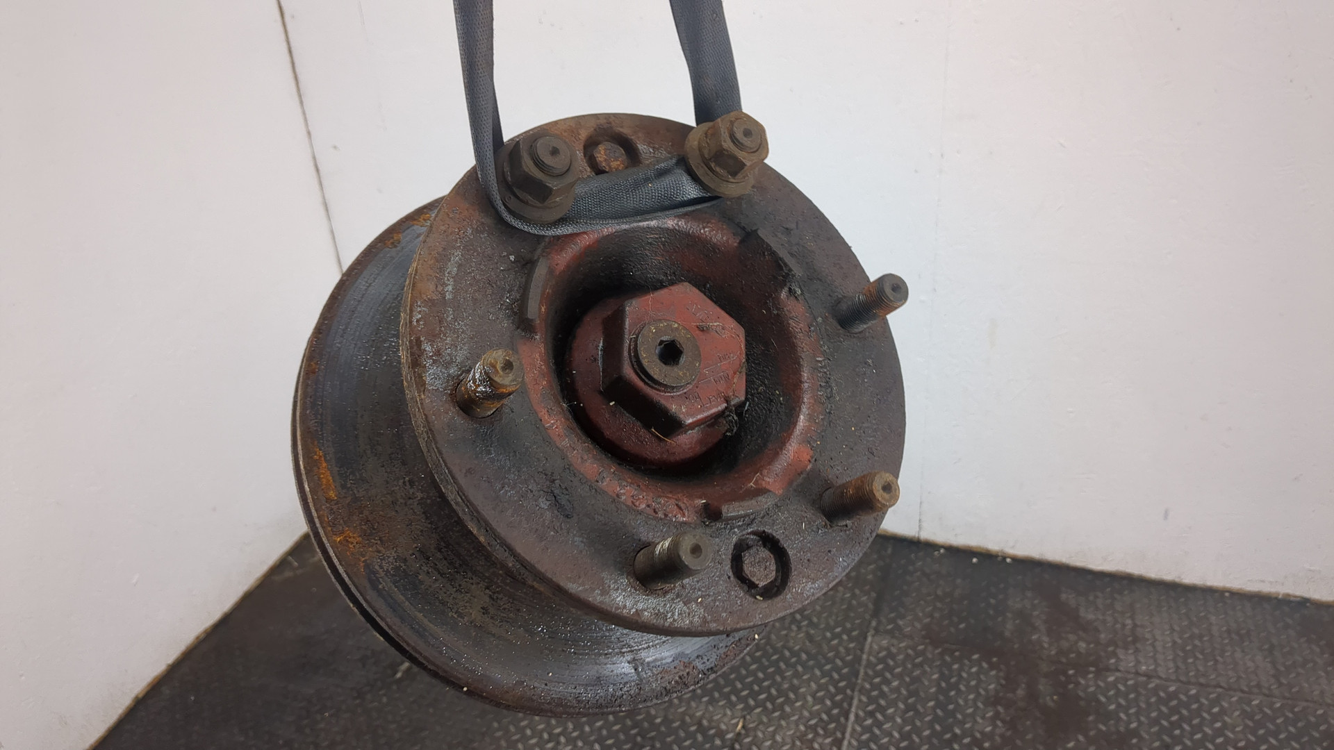 Кулак поворотный передний левый