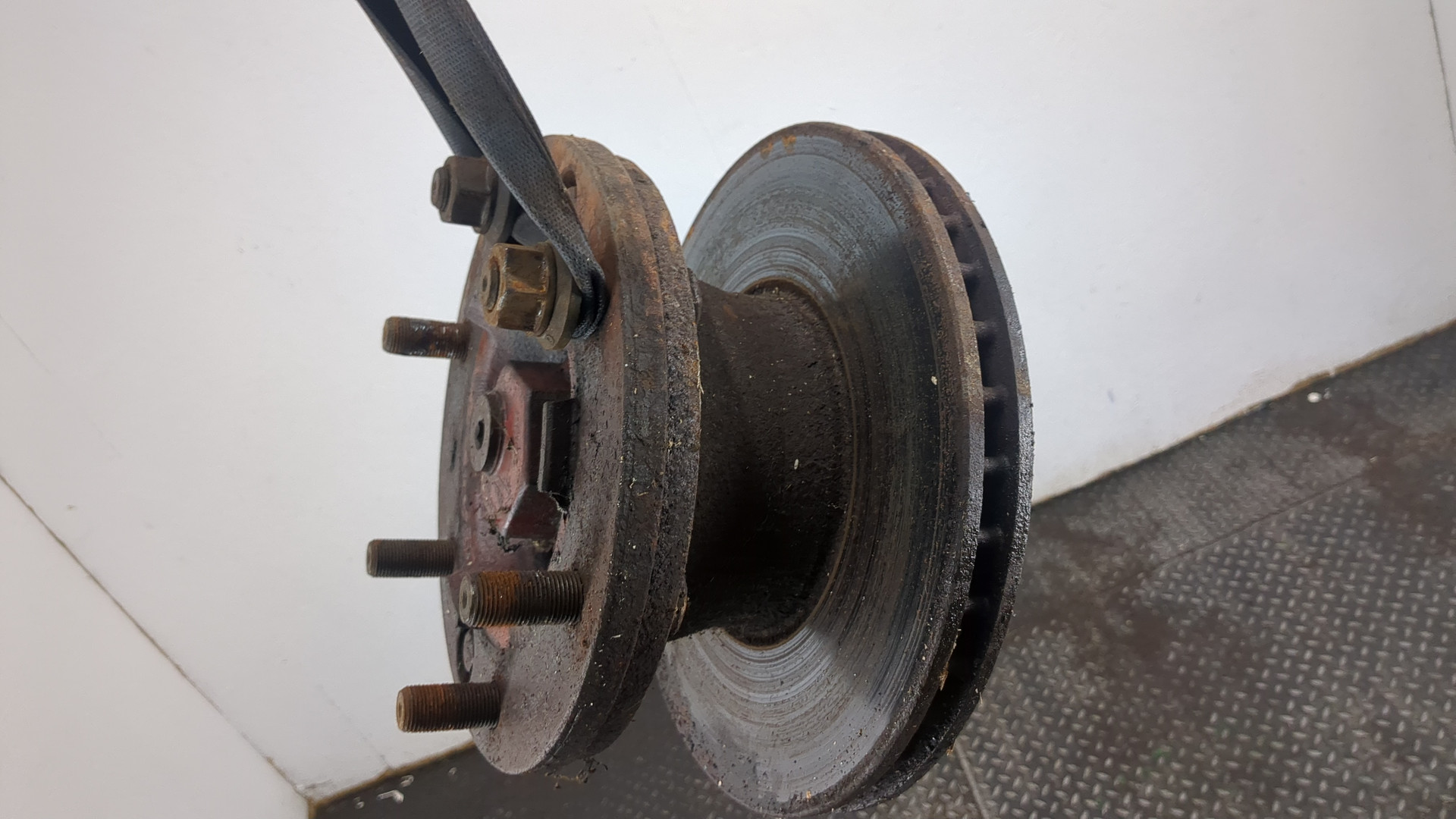 Кулак поворотный передний левый