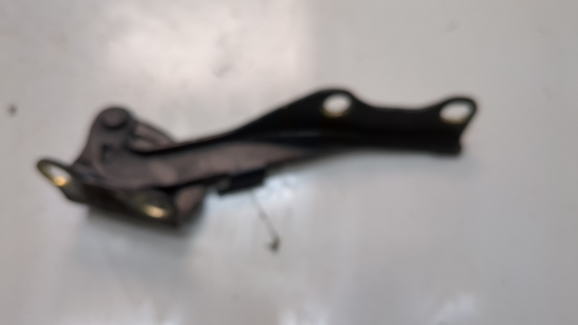 Петля капота левая