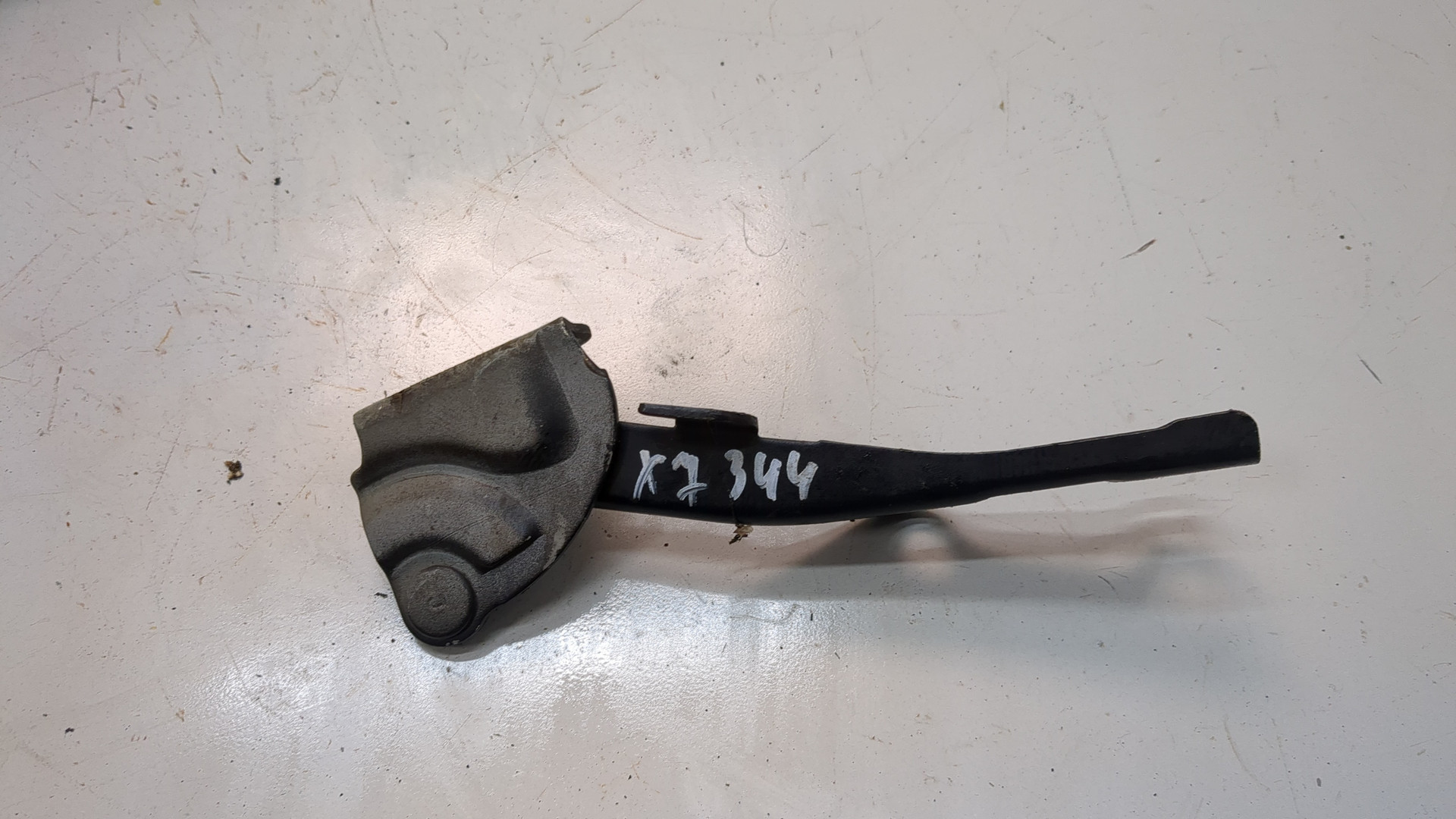 Петля капота левая