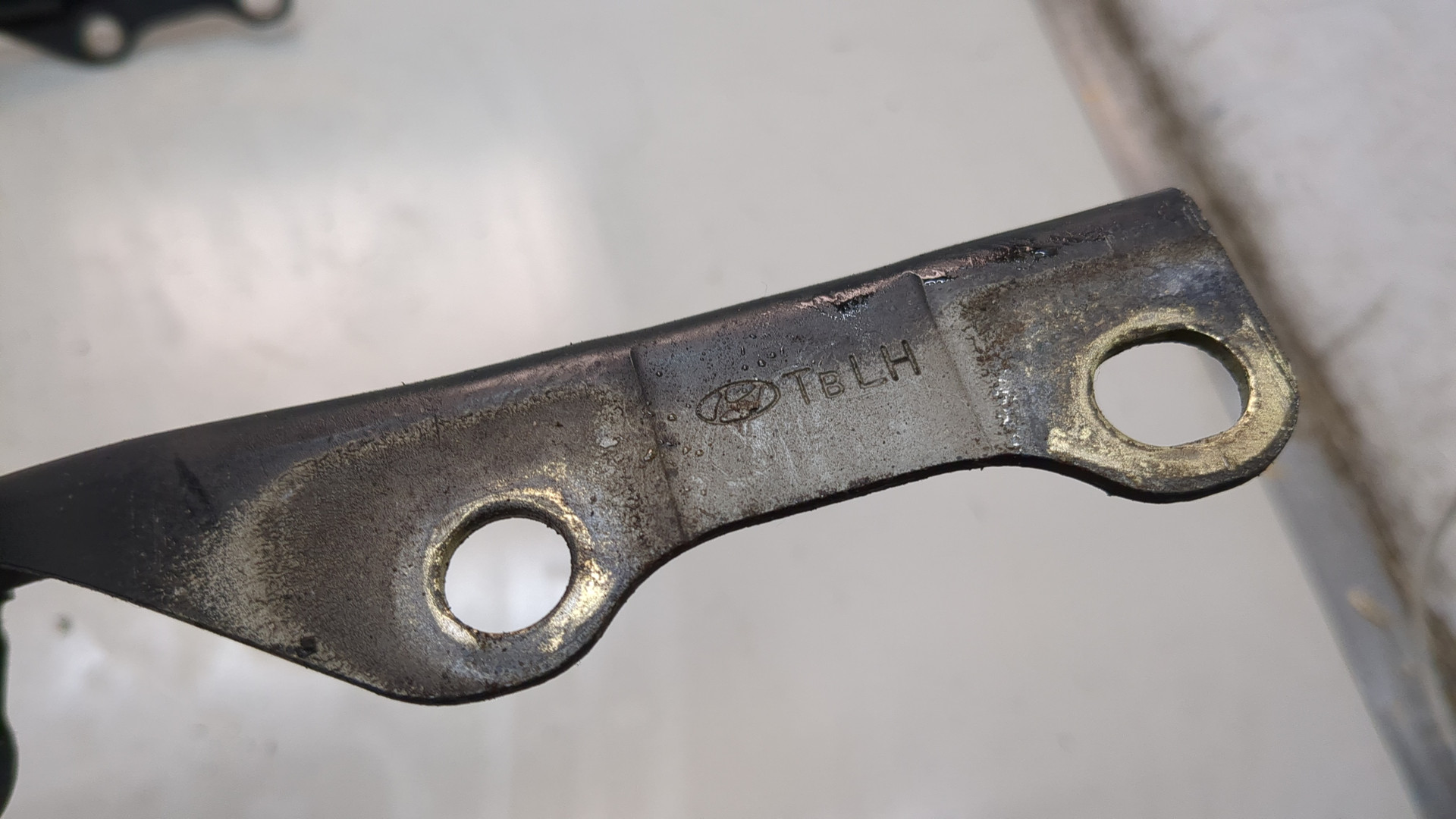 Петля капота левая