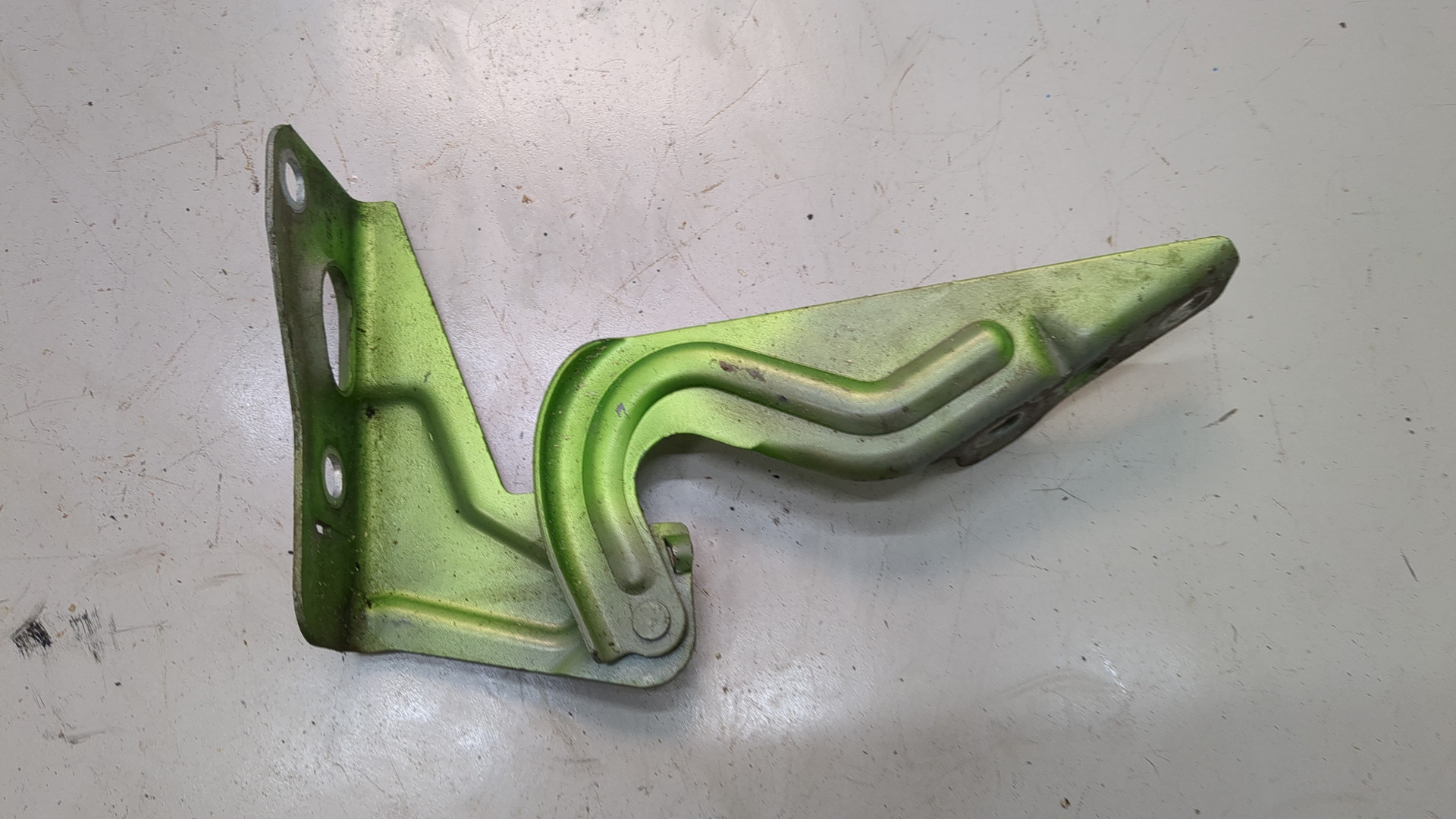 Петля капота левая