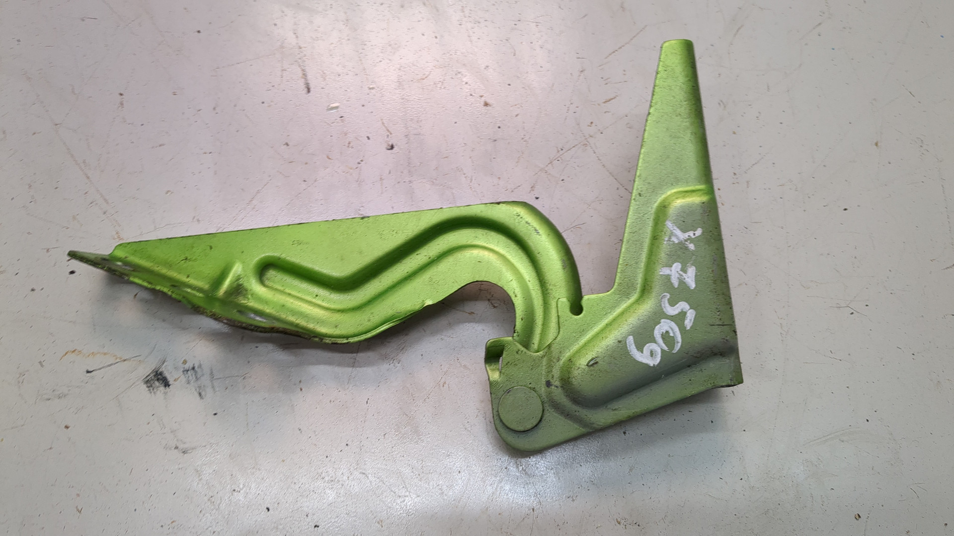 Петля капота левая