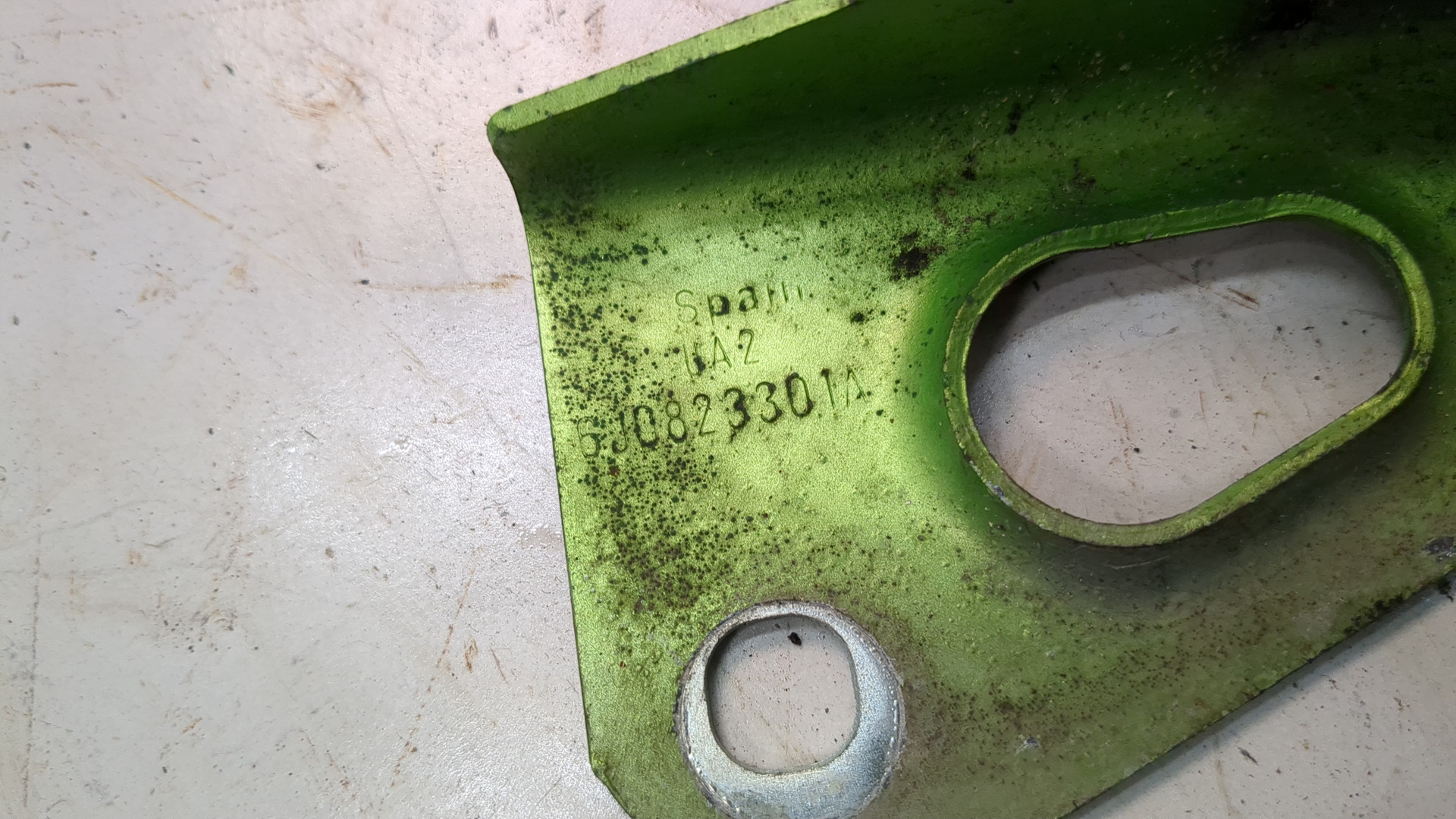 Петля капота левая