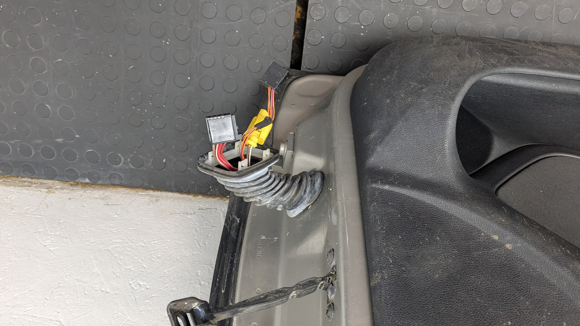 Дверь передняя левая