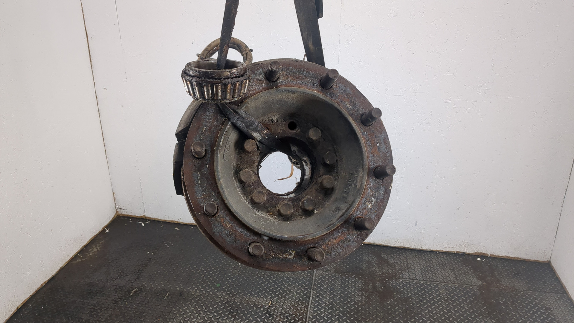 Кулак поворотный передний правый