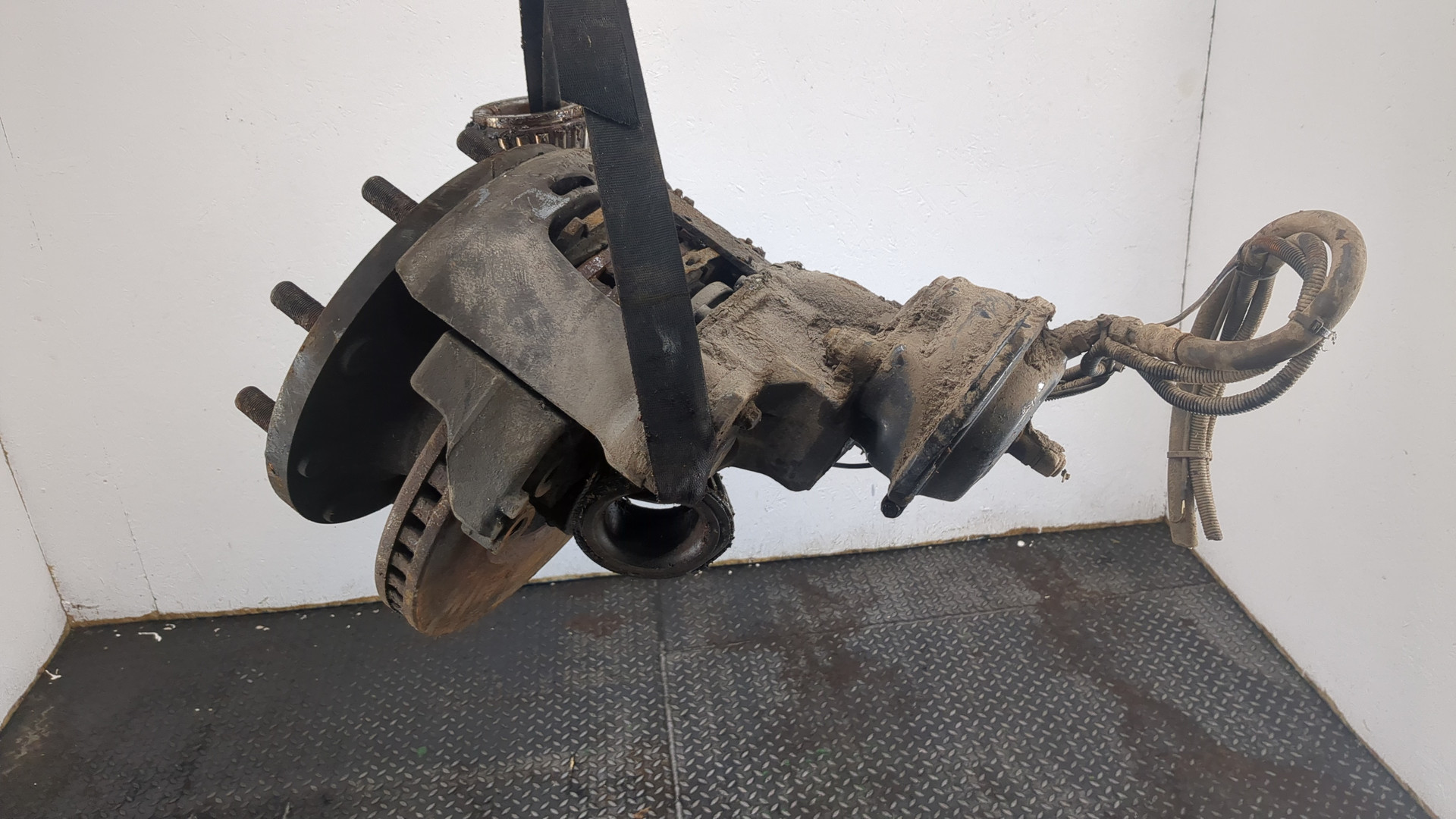 Кулак поворотный передний правый