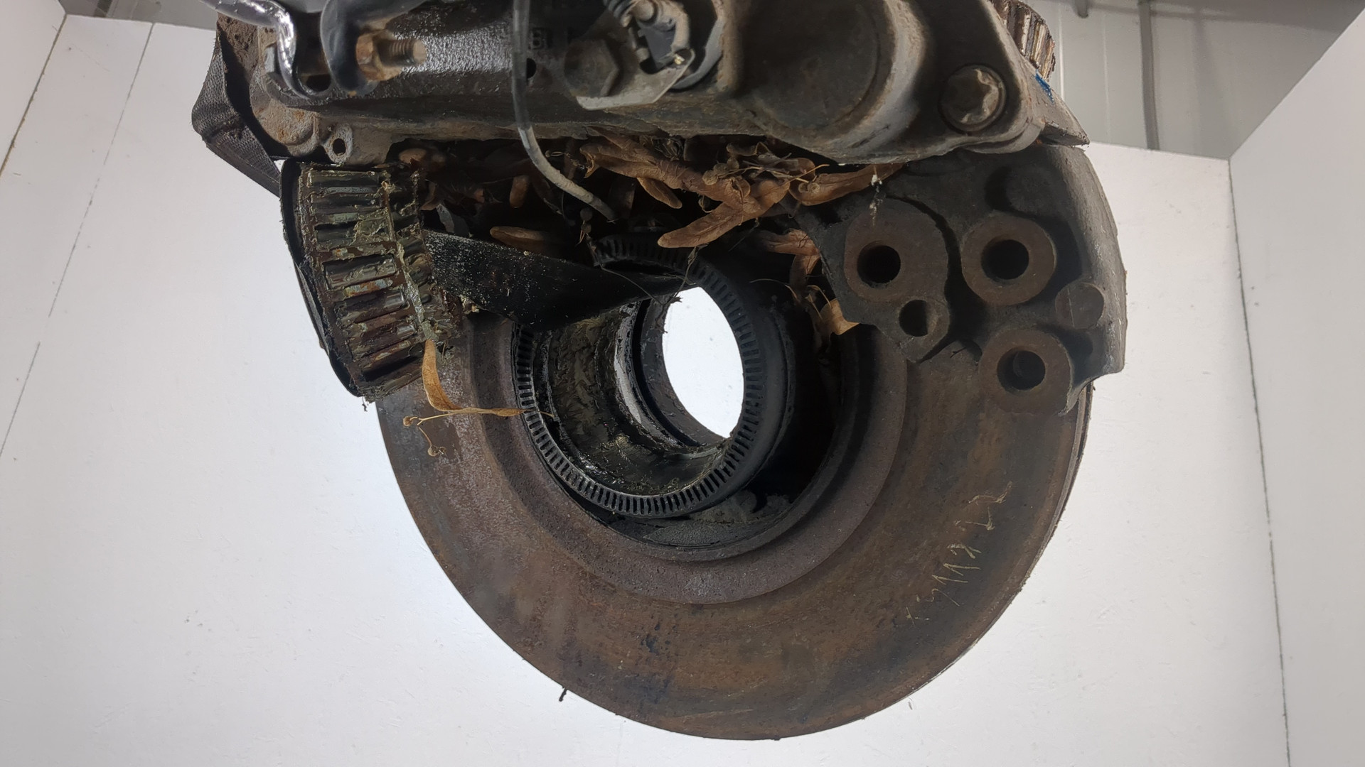 Кулак поворотный передний правый