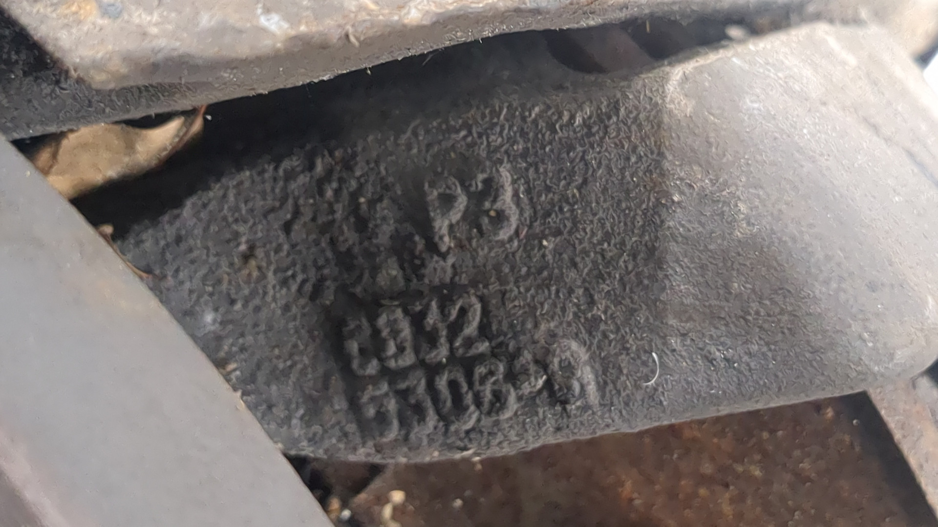 Кулак поворотный передний правый