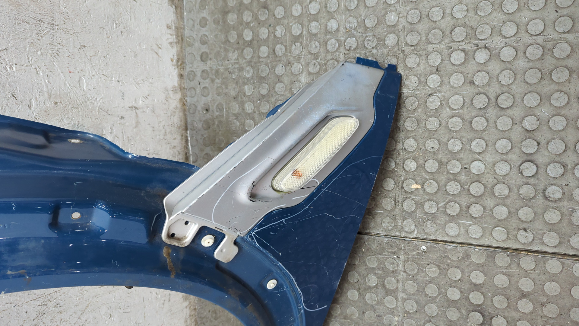 Крыло переднее левое