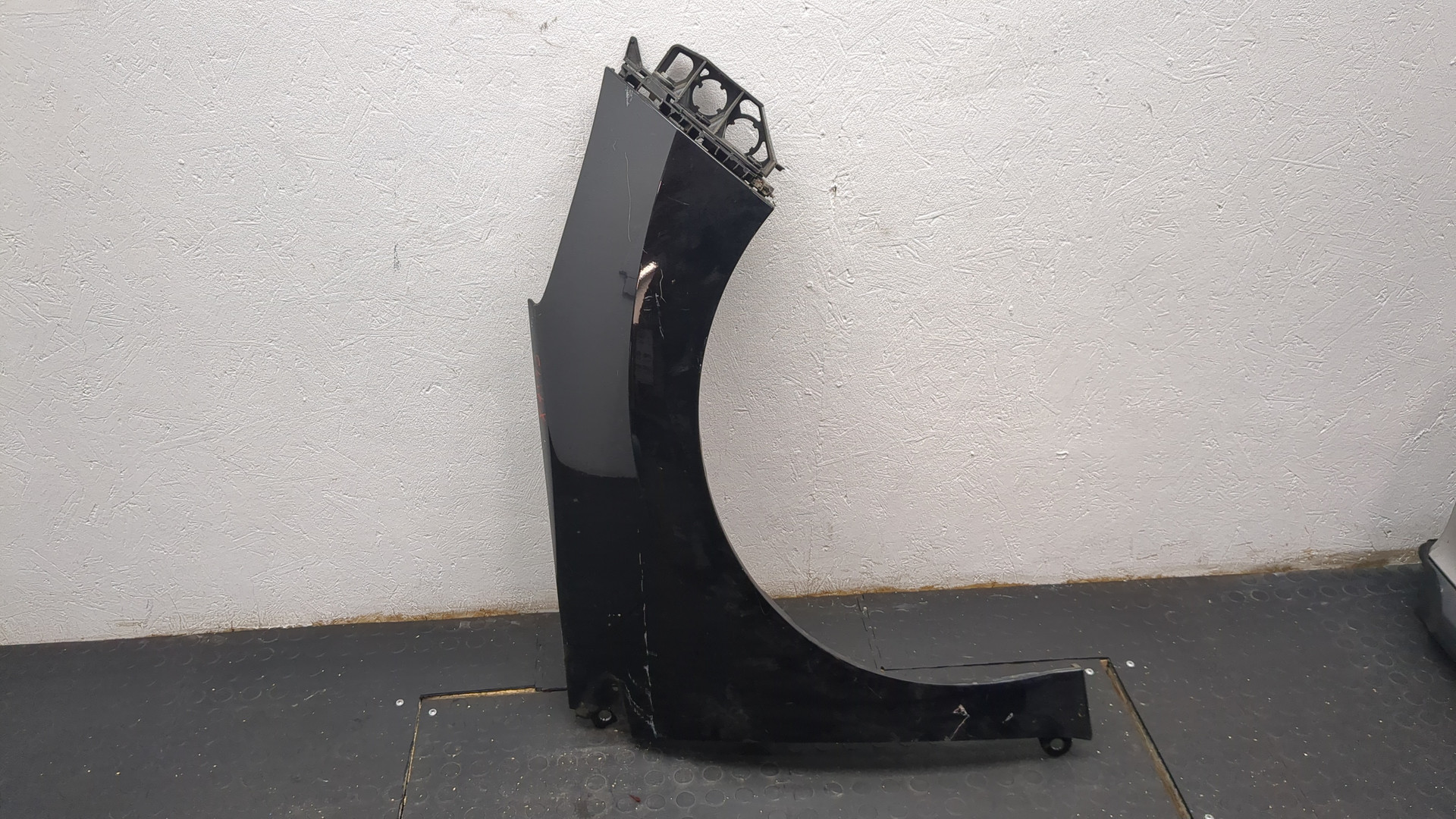 Крыло переднее правое