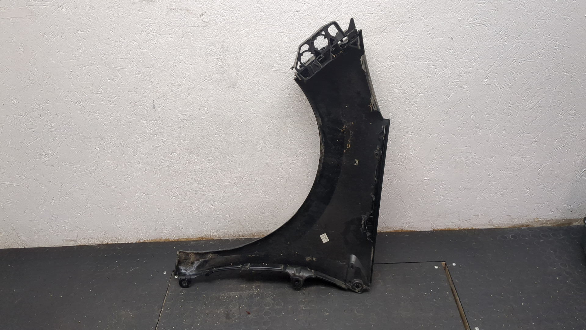 Крыло переднее правое