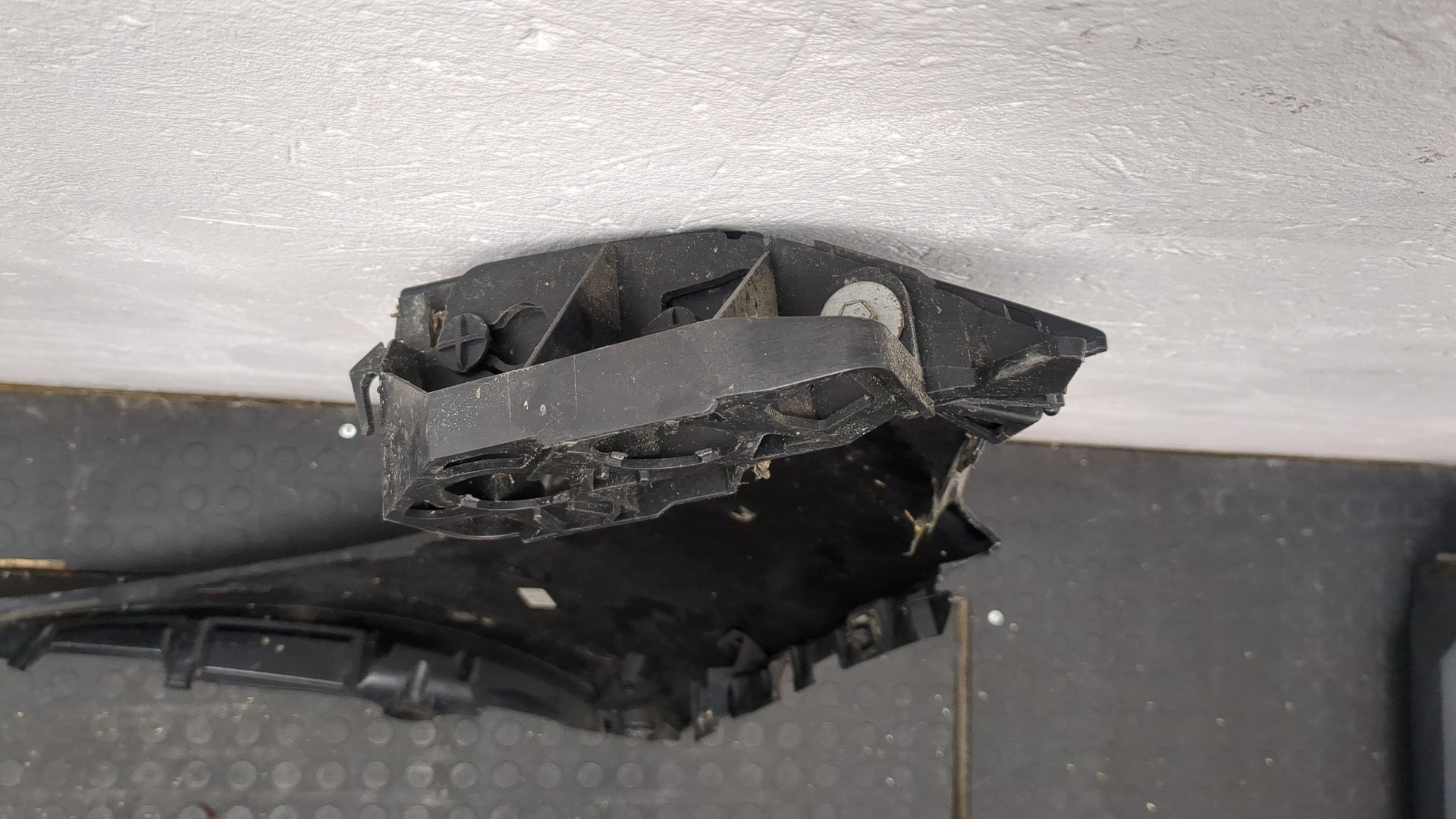 Крыло переднее правое